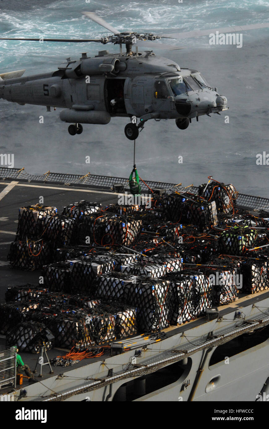 090820-N-5586R-046 GULF OF OMAN (Aug. 20, 2009) An MH-60S Sea Hawk helicopter assigned to the Blackjacks of Helicopter Sea Combat Squadron (HSC) 21 is loaded with cargo from the Military Sealift Command fast-combat support ship USNS Rainier (T-AOE 7) for delivery to the aircraft carrier USS Ronald Reagan (CVN 76) during a replenishment at sea. Ronald Reagan is deployed to the U.S. 5th Fleet area of responsibility. (U.S. Navy photo by Mass Communication Specialist Seaman Apprentice Amanda L. Ray/Released) US Navy 090820-N-5586R-046 An MH-60S Sea Hawk helicopter assigned to the Blackjacks of Hel Stock Photo