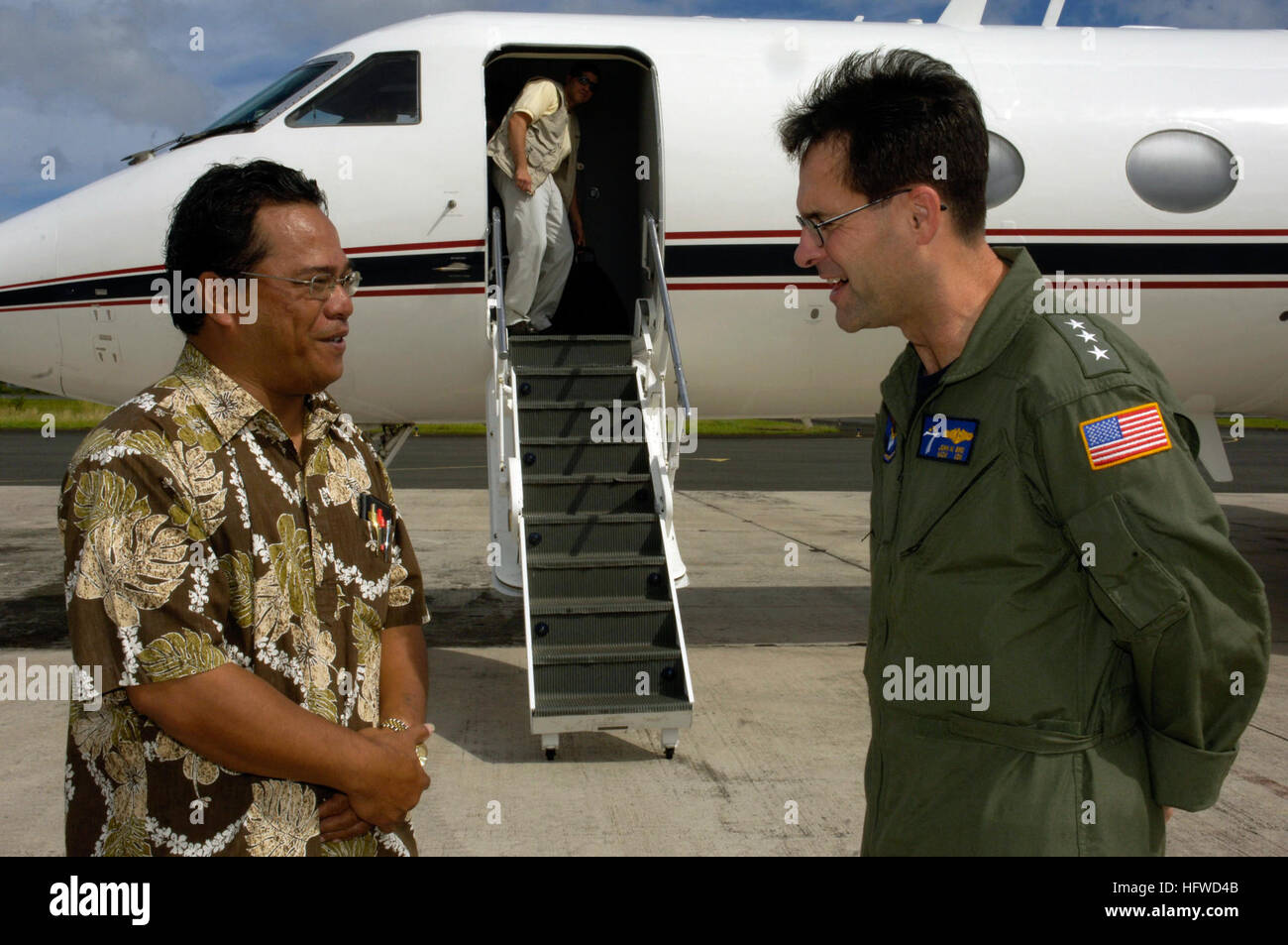 080830-N-0209M-008 CHUUK, Federated States of Micronesia (Aug. 30, 2008) Vice Adm. John Bird, commander, 7th Fleet, is welcomed by Chuuk Governor Wesley Simina at Chuuk International airport during Pacific Partnership 2008. Pacific Partnership 2008 is in support of and in cooperation with the government of the Federated States of Micronesia, partner nations including representatives from India and Canada and many non-governmental organizations. (U.S. Navy photo By Mass Communications Specialist 3rd Class Joshua Martin/Released) US Navy 080830-N-0209M-008 Vice Adm. John Bird is welcomed by Chuu Stock Photo