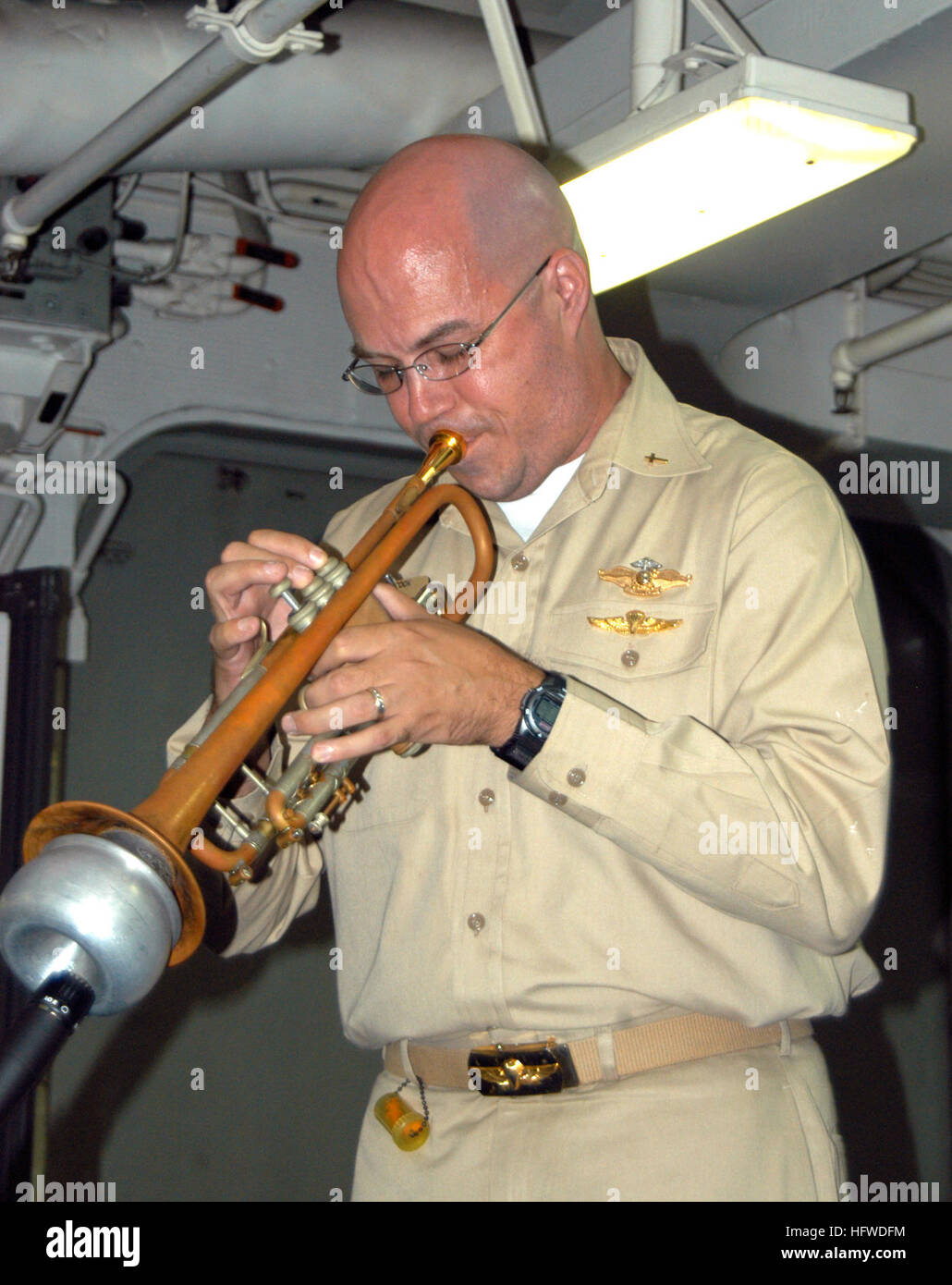 080906-N-4680O-115 ATLANTIC OCEAN (Sept. 6, 2008) Chaplain Lt. Thomas Cook plays the trumpet during a “Battle of the Bands” on the mess decks aboard the multi-purpose amphibious assault ship USS Bataan (LHD 5). Bataan is underway after completing HURREX 08-002. HURREX was a Commander, U.S. 2nd Fleet-directed exercise designed to test the ship's ability to respond to humanitarian assistance and disaster relief needs during the 2008 hurricane season. (U.S. Navy photo by Mass Communication Specialist 3rd Class Shamus P. O’Neill/Released) US Navy 080906-N-4680O-115 Chaplain Lt. Thomas Cook plays t Stock Photo