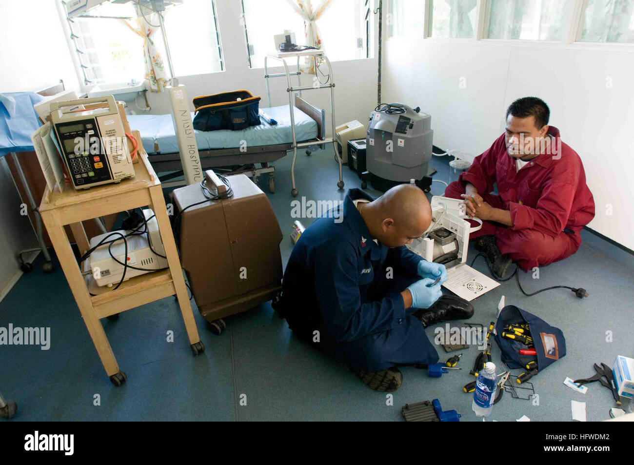 090715-N-9689V-010 LIFUKA, Tonga (July 15, 2009) Hospital Corpsman 1st Class Jcid David, a biomedical repair technician, left, and Joe Manu, a dental mechanic, fix a surgical vacuum pump during a Pacific Partnership 2009 medical civic action project at NiuÕui Hospital. This year Pacific Partnership will travel to Oceania, including Kiribati, Republic of the Marshall Islands, Samoa, Solomon Islands and Tonga. The Military Sealift Command dry cargo/ammunition ship USNS Richard E. Byrd (T-AKE 4) serves as the enabling platform for Pacific Partnership. (U.S. Navy photo by Mass Communication Specia Stock Photo