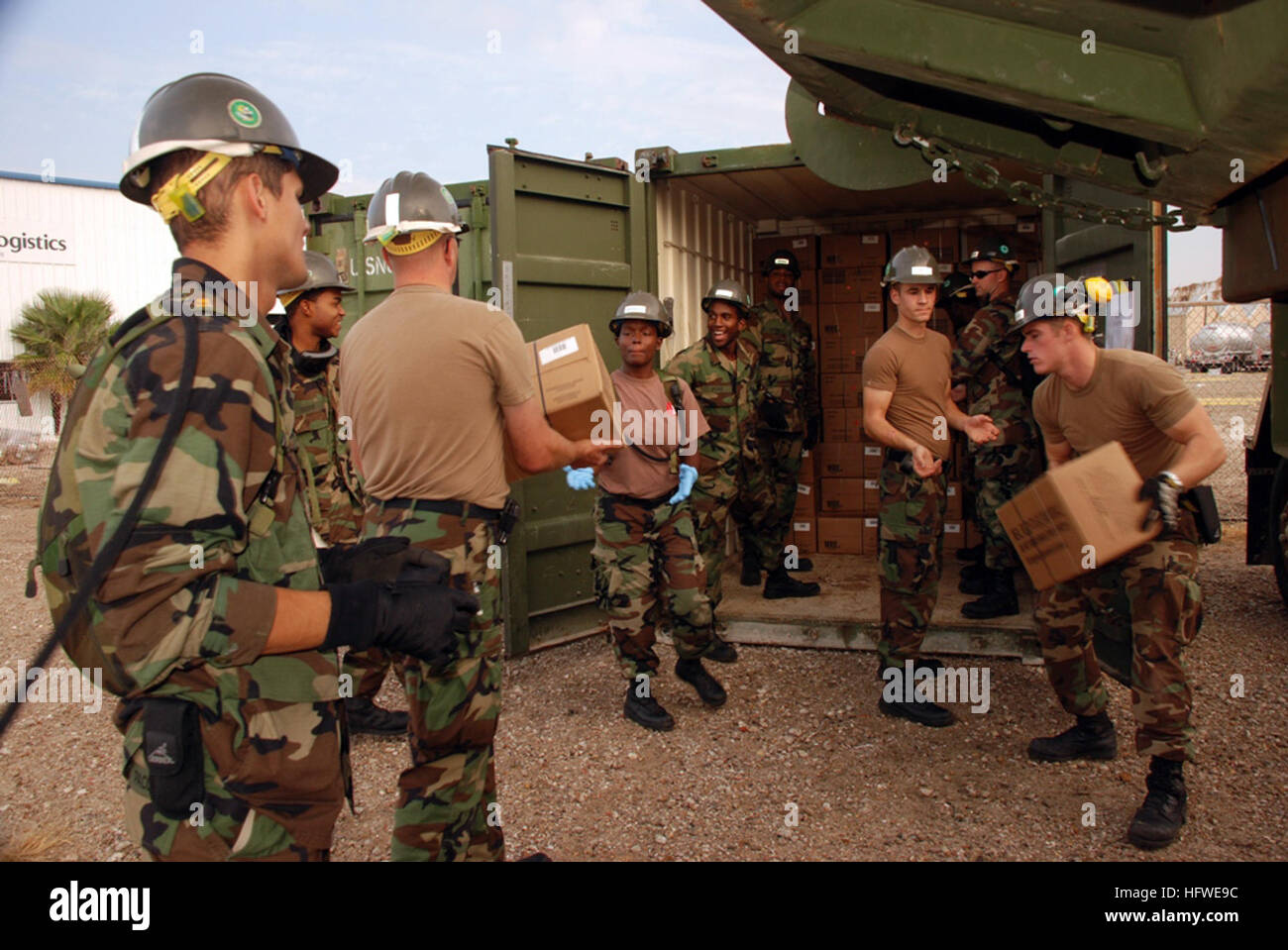 080919-N-0193M-039 GALVESTON, Texas (Sept. 19, 2008) Members of Amphibious Construction Battalion (ACB) 2 load meals-ready-to-eat and water for those in need in Galveston, Texas. ACB-2 is working with the amphibious assault ship USS Nassau (LHA 4) and other members of the armed forces in Galveston, Texas, to render disaster response and aid to civil authorities as directed in the wake of Hurricane Ike. (U.S. Navy photo by Mass Communication Specialist 3rd Class Elizabeth Merriam/Released) US Navy 080919-N-0193M-039 Members of Amphibious Construction Battalion (ACB) 2 load meals-ready-to-eat an Stock Photo