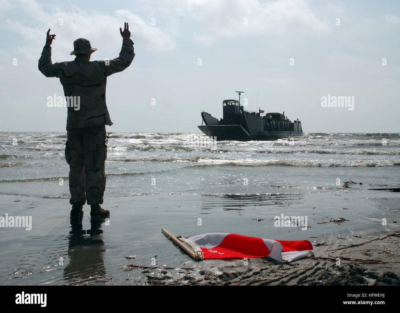 080923-N-0193M-263 GALVESTON, Texas (Sept. 23, 2008) Beach Master Unit (BMU) 2 departs the beach in Galveston aboard a landing craft utility (LCU) before returning to the amphibious assault ship USS Nassau (LHA 4). Nassau is anchored off the coast of Galveston to support civil authorities in disaster recovery as directed in the wake of Hurricane Ike. (U.S. Navy photo by Mass Communication Specialist 2nd Class Elizabeth Merriam/Released) US Navy 080923-N-0193M-263 Beach Master Unit (BMU) 2 departs the beach in Galveston aboard a landing craft utility Stock Photo