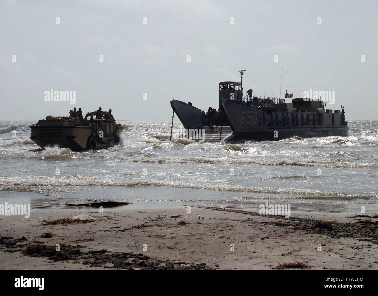 080923-N-0193M-272 GALVESTON, Texas (Sept. 23, 2008) Beach Master Unit (BMU) 2 departs the beach in Galveston aboard a landing craft utility before returning to the amphibious assault ship USS Nassau (LHA 4). Nassau is anchored off the coast of Galveston to support civil authorities in disaster recovery as directed in the wake of Hurricane Ike. (U.S. Navy photo by Mass Communication Specialist 2nd Class Elizabeth Merriam/Released) US Navy 080923-N-0193M-272 Beach Master Unit (BMU) 2 departs the beach in Galveston aboard a landing craft utility Stock Photo