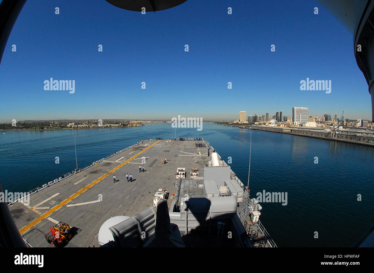 081007-N-4774B-046 SAN DIEGO (Oct. 7, 2008) The amphibious assault ship USS Boxer (LHD 4) heads  transits the waters of San Diego Bay. Boxer is on an exercise in the Pacific Ocean preparing for a Western-Pacific deployment scheduled for early next year. (U.S. Navy photo by Mass Communication Specialist 3rd Class Daniel Barker/Released) US Navy 081007-N-4774B-046 The amphibious assault ship USS Boxer (LHD 4) transits the waters of San Diego Bay Stock Photo