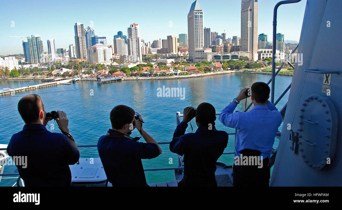 081007-N-4774B-070 SAN DIEGO (Oct. 7, 2008) Sailors observe downtown San Diego while aboard the amphibious assault ship USS Boxer (LHD 4). Boxer is on a training exercise preparing for a Western Pacific deployment scheduled for early next year. (U.S. Navy photo by Mass Communication Specialist 3rd Class Daniel Barker/Released) US Navy 081007-N-4774B-070 Sailors observe downtown San Diego while aboard the amphibious assault ship USS Boxer (LHD 4) Stock Photo