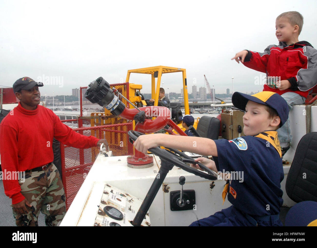 081013-N-6439C-030 NEW YORK (Oct. 13, 2008) Aviation Boatswain's Mate Handler 3rd Class Mazi Nickelson speaks to children during a tour of the amphibious assault ship USS Nassau (LHA 4). The New York residents met the crew and viewed static displays highlighting the ship's mission. Nassau is in New York to celebrate the 100th anniversary of the Great White Fleet. (U.S. Navy photo by Mass Communication Specialist 2nd Class Amanda Clayton/Released) US Navy 081013-N-6439C-030 Aviation Boatswain's Mate Handler 3rd Class Mazi Nickelson speaks to children during a tour of the amphibious assault ship Stock Photo