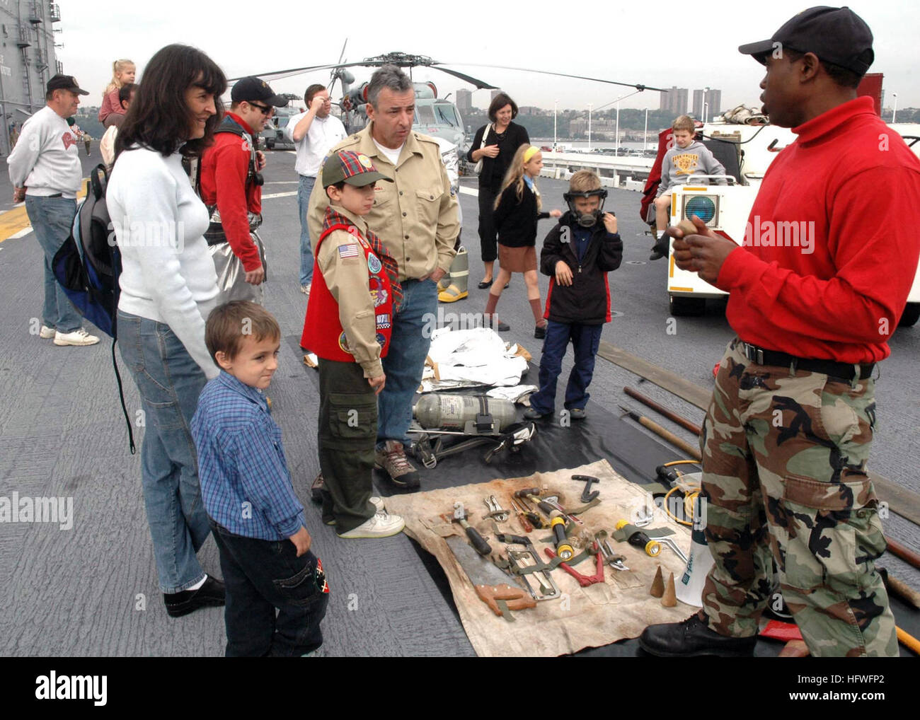 081013-N-6439C-038 NEW YORK (Oct. 13, 2008) Aviation Boatswain's Mate (Handling) 3rd Class Mazi Nickelson talks with New York residents during a tour of the amphibious assault ship USS Nassau (LHA 4). Nassau is in New York to celebrate the 100th anniversary of the Great White Fleet. Sent out by President Theodore Roosevelt in 1907, 16 battleships circumnavigated the globe on a goodwill mission and display of American naval power. (U.S. Navy photo by Mass Communication Specialist 2nd Class Amanda Clayton/Released) US Navy 081013-N-6439C-038 Aviation Boatswain's Mate (Handling) 3rd Class Mazi Ni Stock Photo