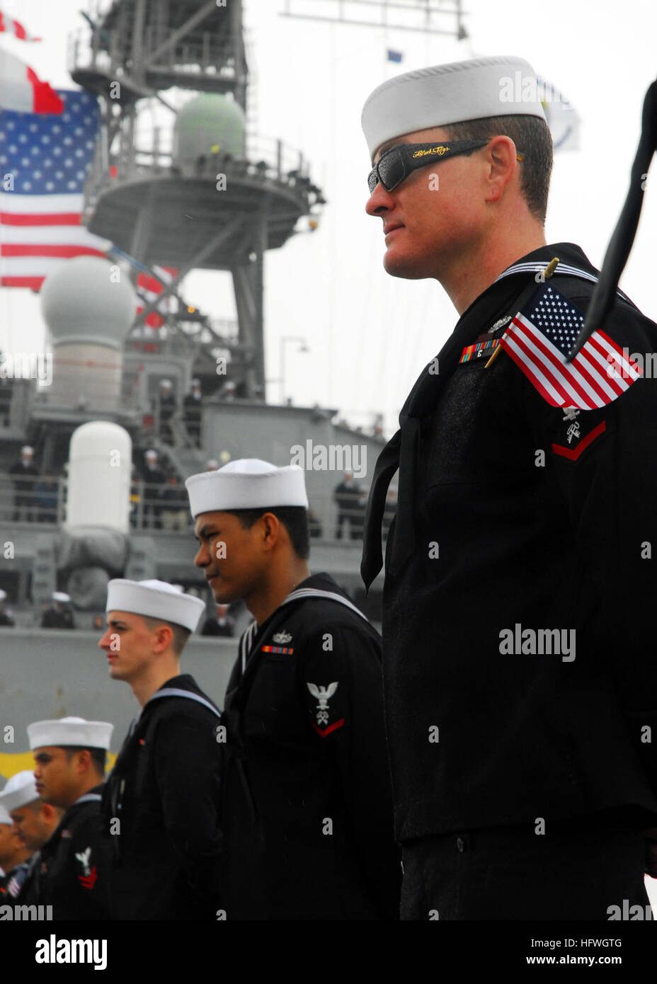 Sailors aboard USS Peleliu (LHA 5) man the rails during return to ...
