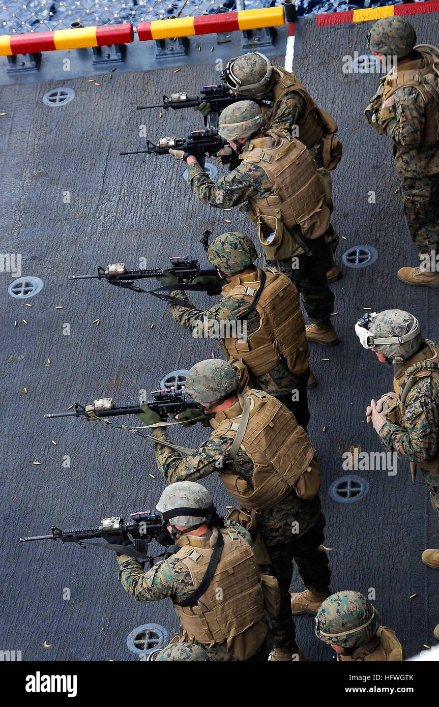 081103-N-4774B-290 PACIFIC OCEAN (Nov. 3, 2008) Marines from the 13th Marine Expeditionary Unit (13th MEU), embarked aboard USS Boxer (LHD 4), perform weapons training drills on the flight deck. Boxer is conducting training exercises in the Pacific Ocean preparing for a deployment scheduled for early next year. (U.S. Navy photo by Mass Communication Specialist 3rd Class Daniel Barker/Released) US Navy 081103-N-4774B-290 Marines perform weapons training drills Stock Photo