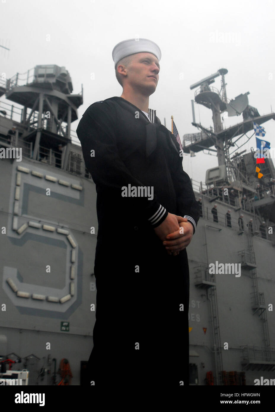 Sailors aboard USS Peleliu (LHA 5) man the rails as the amphibious ...