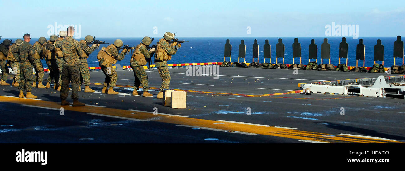 81104-N-4774B-317 PACIFIC OCEAN (Nov.  4, 2008) Marines assigned to the 13th Marine Expeditionary Unit (13th MEU) fire at targets during small arms training on the flight deck of USS Boxer (LHD 4). Boxer is conducting training exercises in the Pacific Ocean preparing for a deployment scheduled for early next year. (U.S. Navy photo by Mass Communication Specialist 3rd Class Daniel Barker/Released) US Navy 081104-N-4774B-317 Marines fire at targets during small arms training Stock Photo