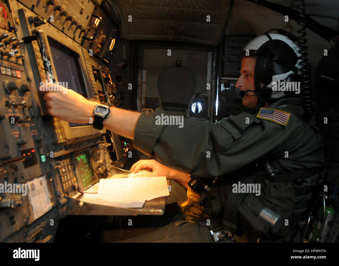 081111-N-9565D-010  PACIFIC OCEAN (Nov. 11, 2008) Lt. Brett Whorley, from Airborne Early Warning Squadron (VAW) 115, the 'Liberty Bells', assess possible targets on his radar while conducting airborne early warning and strike group coordination between various Carrier Air Wing (CVW) 5 squadrons assigned to the aircraft carrier USS George Washington (CVN 73). (U.S. Navy photo by Mass Communication Specialist 2nd Class Clifford L. H. Davis/Released) US Navy 081111-N-9565D-010 Lt. Brett Whorley, from Airborne Early Warning Squadron (VAW) 115, the Stock Photo