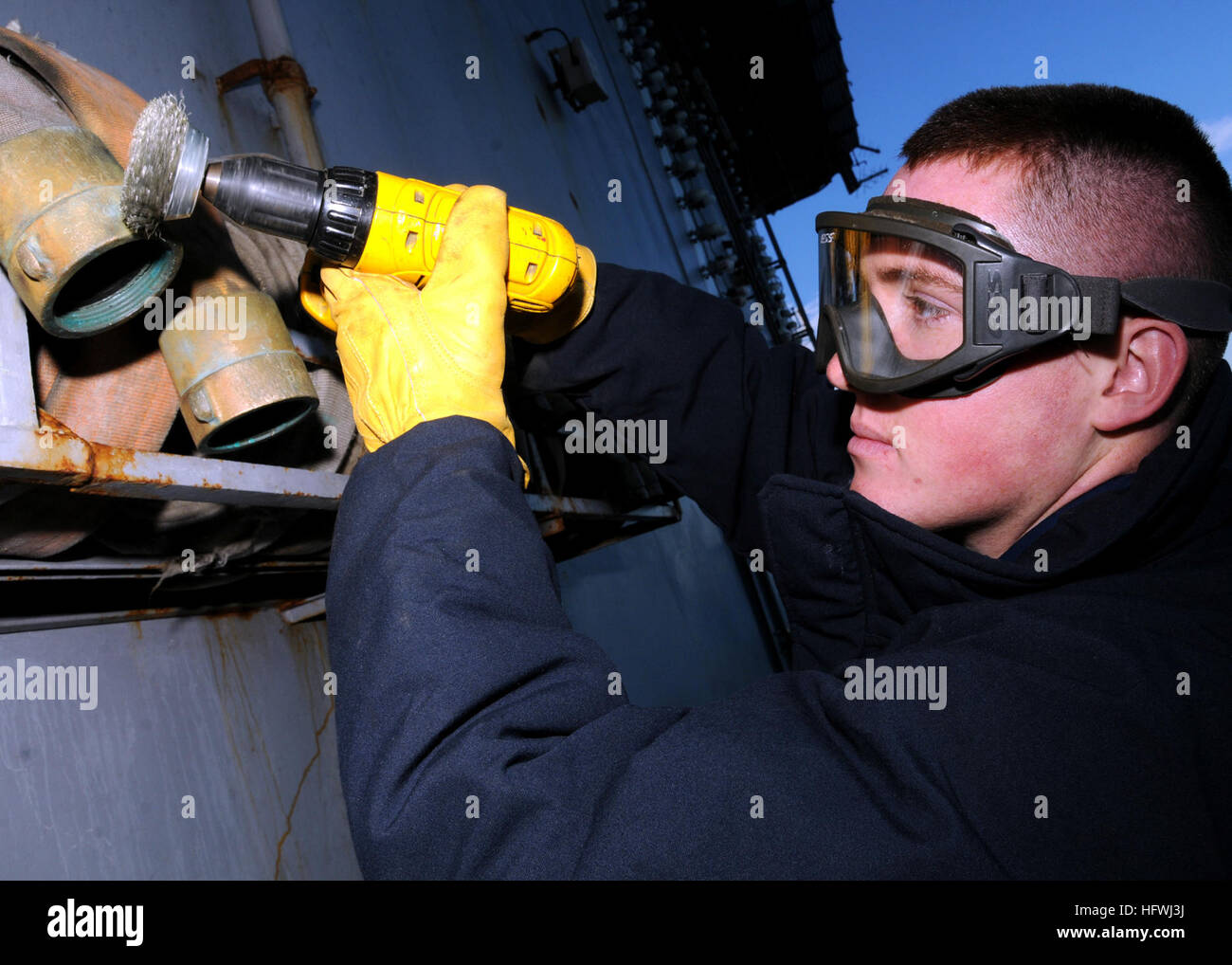 081201-N-9898L-068 PACIFIC OCEAN (Dec. 1, 2008) Aviation Boatswain's Mate Airman Mitchell Larson, from Nampa, Idaho, removes corrosion from a fire hose on the flight deck of the Nimitz-class aircraft carrier USS Abraham Lincoln (CVN 72). Lincoln is conducting training and carrier qualifications. (U.S. Navy photo by Mass Communication Specialist 3rd Class Geoffrey Lewis/Released) US Navy 081201-N-9898L-068 viation Boatswain's Mate Airman Mitchell Larson removes corrosion from a fire hose Stock Photo