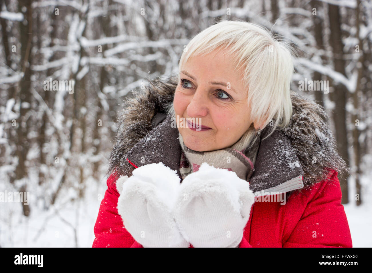 Older woman fur coat hi-res stock photography and images - Alamy