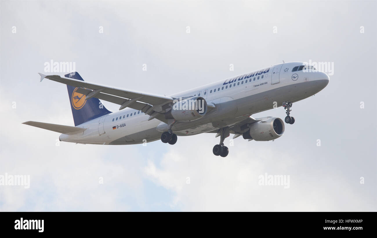 Lufthansa airbus a320 211 hi-res stock photography and images - Alamy