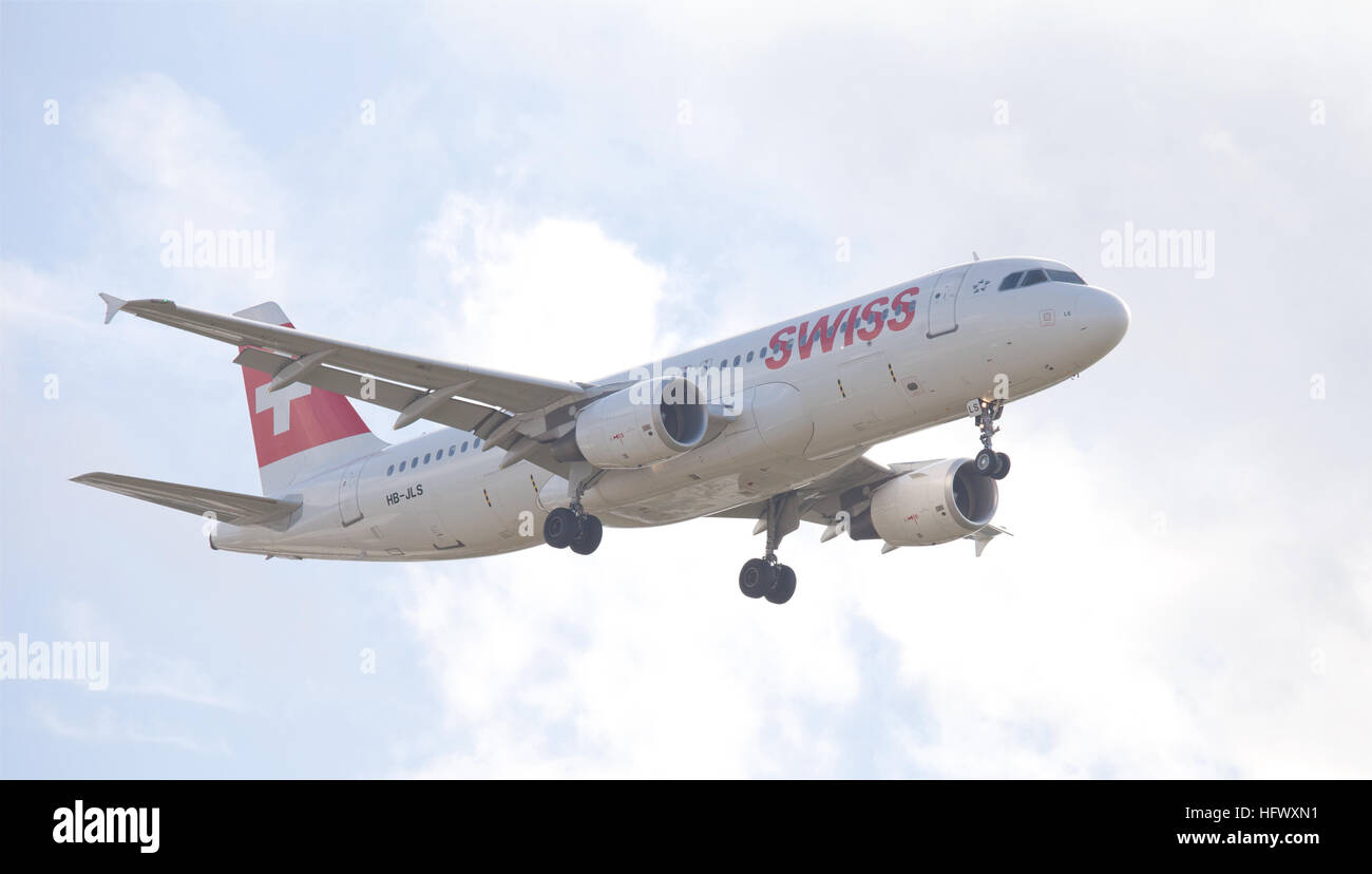 Swiss International Air Lines Airbus a320 HB-JLS on final approach to London-Heathrow Airport LHR Stock Photo