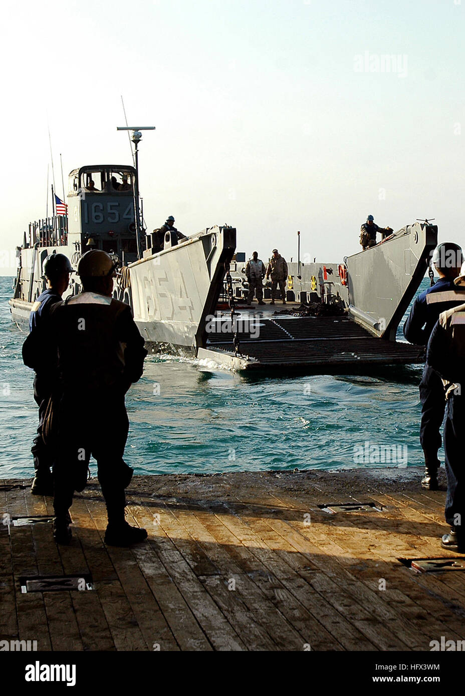 090107-N-5681S-056 PERSIAN GULF (Jan. 7, 2009) Sailors conduct well deck operations with a landing craft utility from Assault Craft Unit (ACU) 2 aboard the multi-purpose amphibious assault ship USS Iwo Jima (LHD 7). Iwo Jima is deployed as part of the Iwo Jima Expeditionary Strike Group supporting maritime security operations in the U.S. 5th Fleet area of responsibility. (U.S. Navy photo by Mass Communication Specialist 2nd Class Michael Starkey/Released) USS LCU-1654 090107-N-5681S-056 Stock Photo