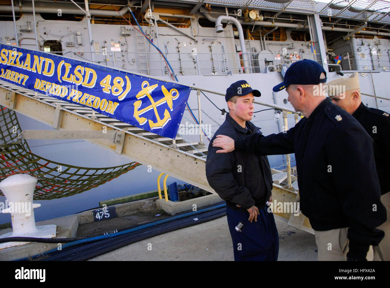 090109-N-9818V-459 VIRGINIA BEACH (Jan. 9, 2009) Master Chief Petty Officer of the Navy (MCPON) Rick D. West stops to tals to a Sailor assigned to the amphibious dock landing ship USS Ashland (LSD 48) after his visit to the ship. (U.S. Navy photo by Mass Communication Specialist 1st Class Jennifer A. Villalovos/Released) US Navy 090109-N-9818V-459 Master Chief Petty Officer of the Navy (MCPON) Rick D. West stops to talk to a Sailor after visiting USS Ashland (LSD 48) Stock Photo