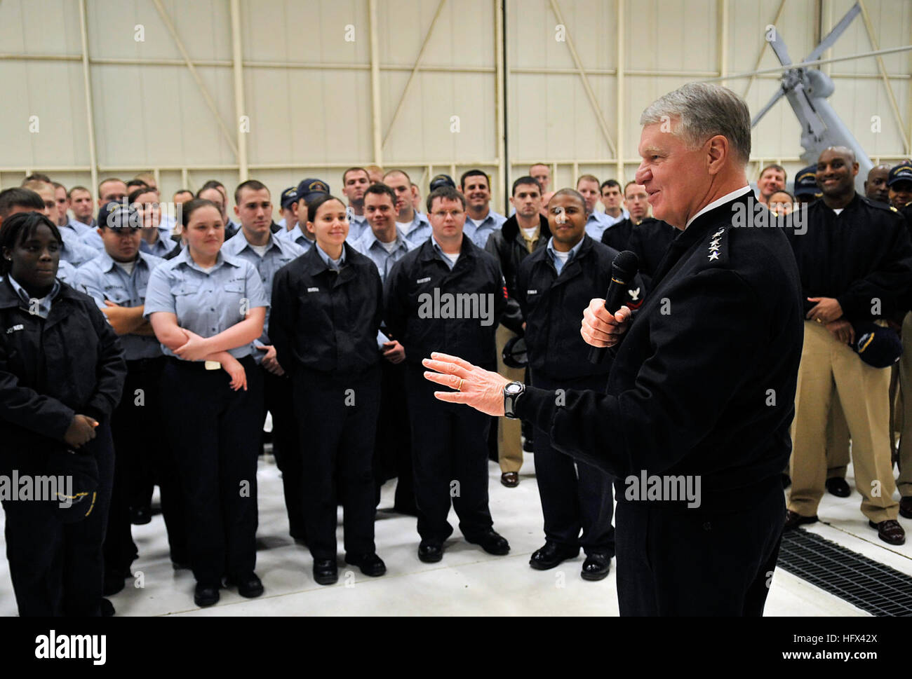 090109-N-8273J-289 NORFOLK, Va (Jan. 9, 2009) Chief of Naval Operations (CNO) Adm. Gary Roughead speaks with Sailors of the 'Dragon Whales' of Helicopter Sea Combat Squadron (HSC) 28. Roughead is in Norfolk to attend the Commissioning of the aircraft carrier USS George H. W. Bush (CVN 77). (U.S. Navy photo by Mass Communication Specialist 1st Class Tiffini M. Jones/Released) US Navy 090109-N-8273J-289 Chief of Naval Operations Adm. Gary Roughead speaks with Sailors Stock Photo