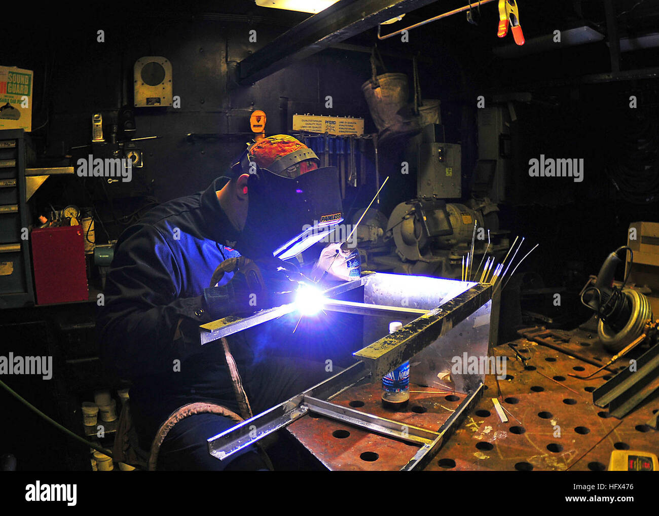 090113-N-4774B-042 PACIFIC OCEAN  (Jan. 13, 2008) Hull Maintenance Technician Brian Winter welds cross braces to an aluminum chair aboard the amphibious assault ship USS Boxer (LHD 4). Boxer is on a scheduled western Pacific deployment providing global maritime security. (U.S. Navy photo by Mass Communication Specialist 2nd Class Daniel Barker/Released) US Navy 090113-N-4774B-042 Hull Maintenance Technician Brian Winter welds cross braces to an aluminum chair Stock Photo