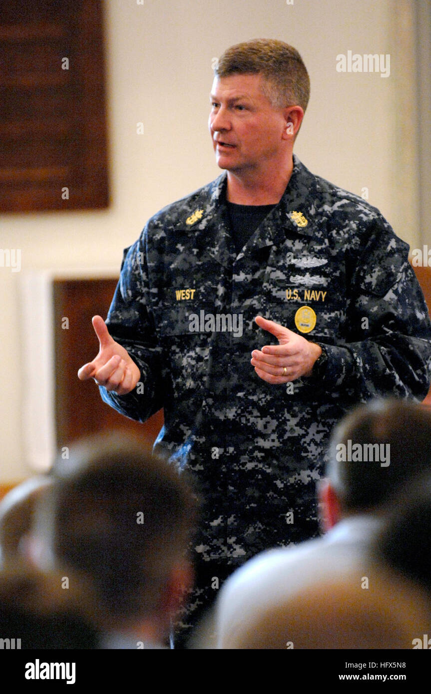 090219-N-9818V-099 KINGS BAY, Ga. (Feb. 19, 2009) Master Chief Petty Officer of the Navy (MCPON) Rick West answers questions from Sailors stationed at Naval Submarine Base Kings Bay. West wore the new Navy working uniform and spoke about the correct wear and guidelines of the uniform. (U.S. Navy photo by Mass Communication Specialist 1st Class Jennifer A. Villalovos/Released) US Navy 090219-N-9818V-099 Master Chief Petty Officer of the Navy Rick West answers questions from Sailors at Naval Submarine Base Kings Bay Stock Photo
