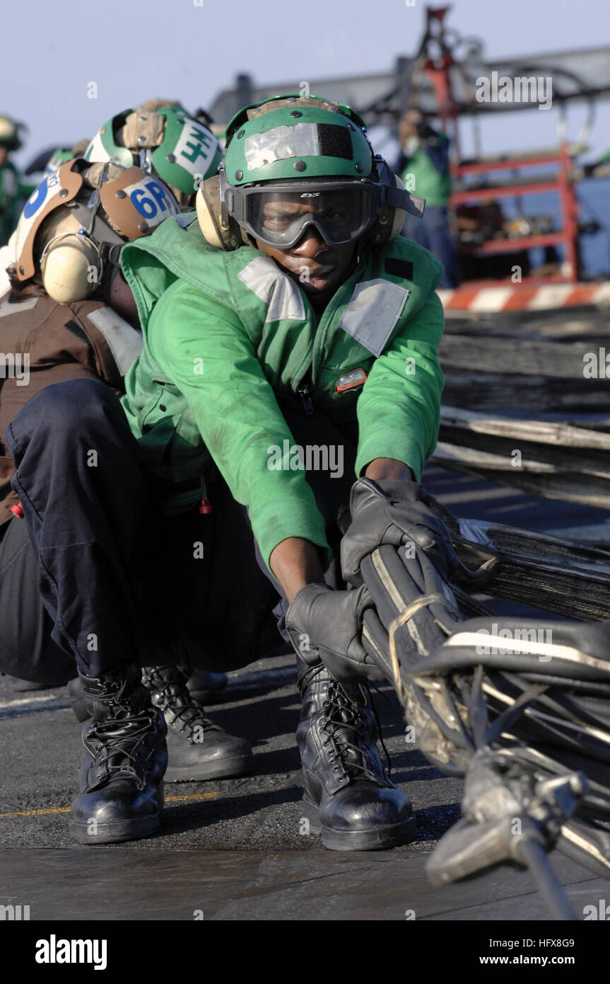 090430-N-3702E-033 ATLANTIC OCEAN (April 30, 2009) Aviation Boatswain's Mate (Equipment) Milton Holt from Air department, V-2 division, pulls on the webbing of the barricade during a flight deck drill aboard the aircraft carrier USS Harry S. Truman (CVN 75). Truman is underway conducting Tailored Ships Training Availability (TSTA) and Final Evaluation Phase (FEP). (U.S. Navy photo by Mass Communication Specialist 2nd Class Mark Erks/Released) US Navy 090430-N-3702E-033 Aviation Boatswain's Mate (Equipment) Milton Holt from Air department, V-2 division, pulls on the webbing of the barricade Stock Photo