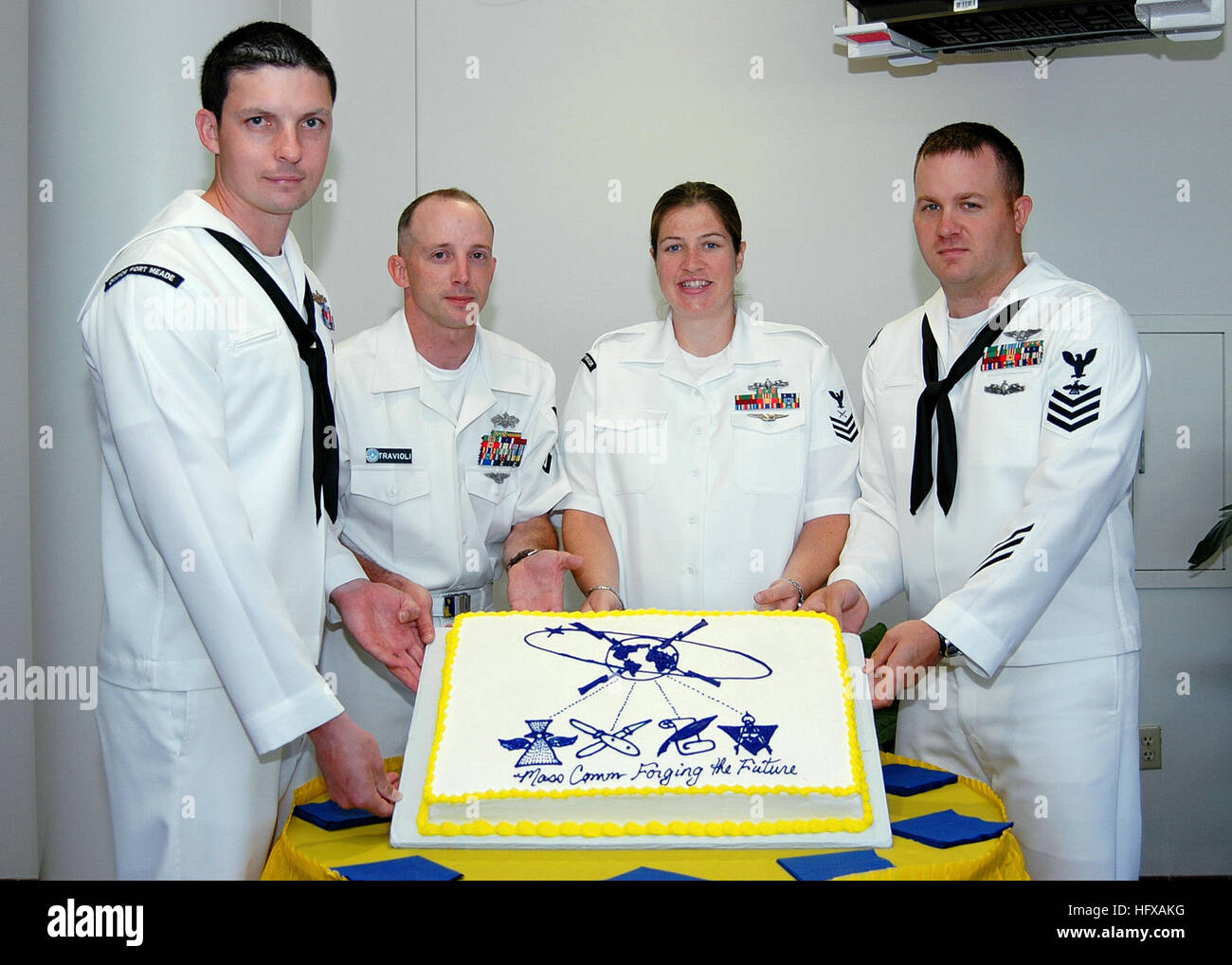 060630-N-5932S-003 Fort George G. Meade, Md. (June 30, 2006) Sailors representing the four media ratings that will officially become the mass communication specialist rating join together to celebrate their rating merger during a cake-cutting ceremony held at the Defense Information School. As of July 1, photographer's mate, lithographer, journalist, and illustrator/draftsman ratings will merge into the Mass Communication Specialist (MC) rating. U.S. Navy photo by Mass Communication Specialist 1st Class Lori A. Steenstra (RELEASED) US Navy 060630-N-5932S-003 Sailors representing the four media Stock Photo
