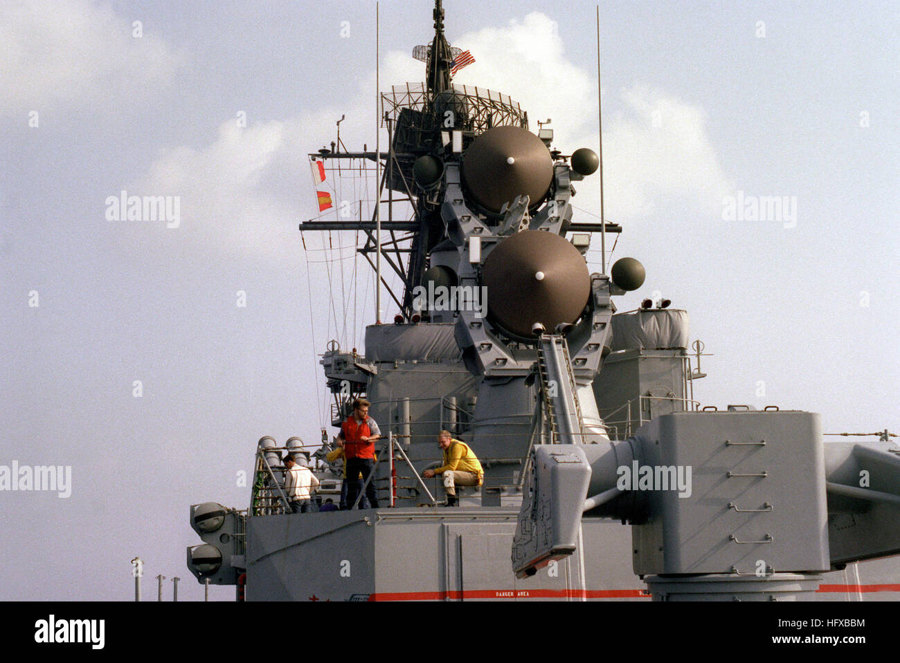 Crew members take a break under the twin SPG-55B fire control radar systems aboard the guided missile destroyer USS MAHAN (DDG-42).  The ship's Mark 10 Mod O Terrier/Standard missile lauancher is in the foreground. USS Mahan SPG-55B radars Stock Photo