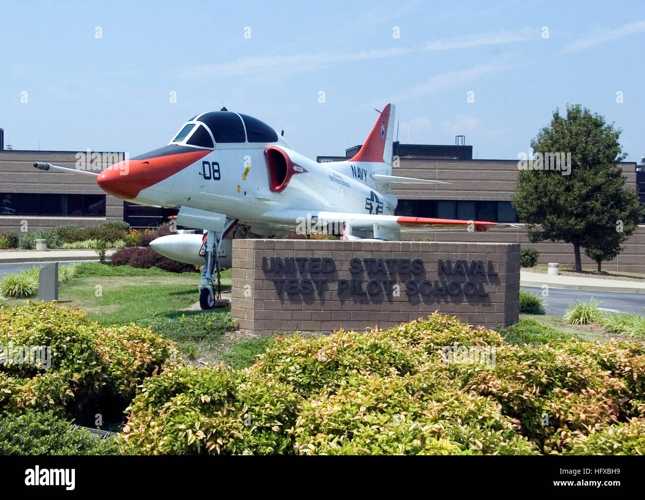 050802-N-0295M-177 Patuxent River, Md. (Aug. 2, 2005) Ð A TA-4J Skyhawk attack aircraft sits in front of the main administration building at the United States Naval Test Pilot School (USNTPS), on board Naval Air Station Patuxent River. USNTPS provides instruction to experienced pilots, flight officers, and engineers in the processes and techniques of aircraft and systems test and evaluation. The school investigates and develops new flight test techniques, publishes manuals for use of the aviation test community for standardization of flight test techniques and project reporting and conducts sp Stock Photo