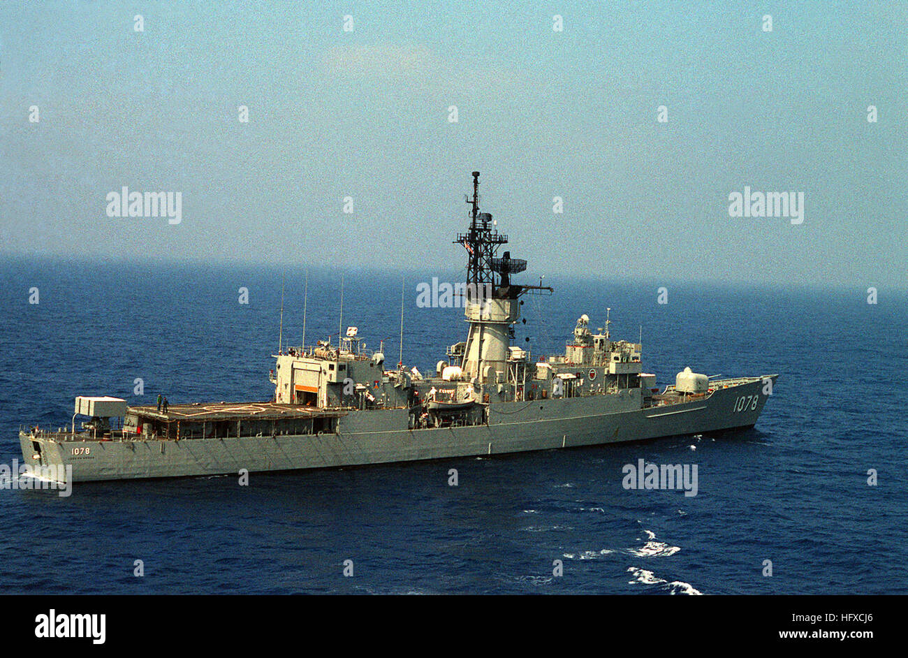 An aerial starboard quarter view of the Knox Class frigate USS JOSEPH HEWES (FF-107B) underway. USS Joseph Hewes (FF-1078) Stock Photo