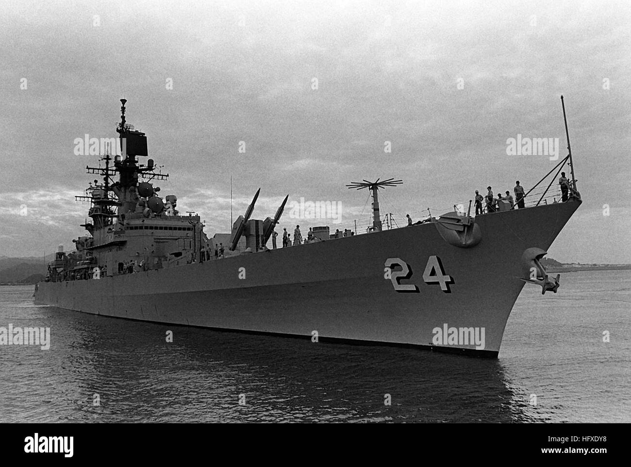 A starboard bow view of the guided missile cruiser USS REEVES (CG-24 ...