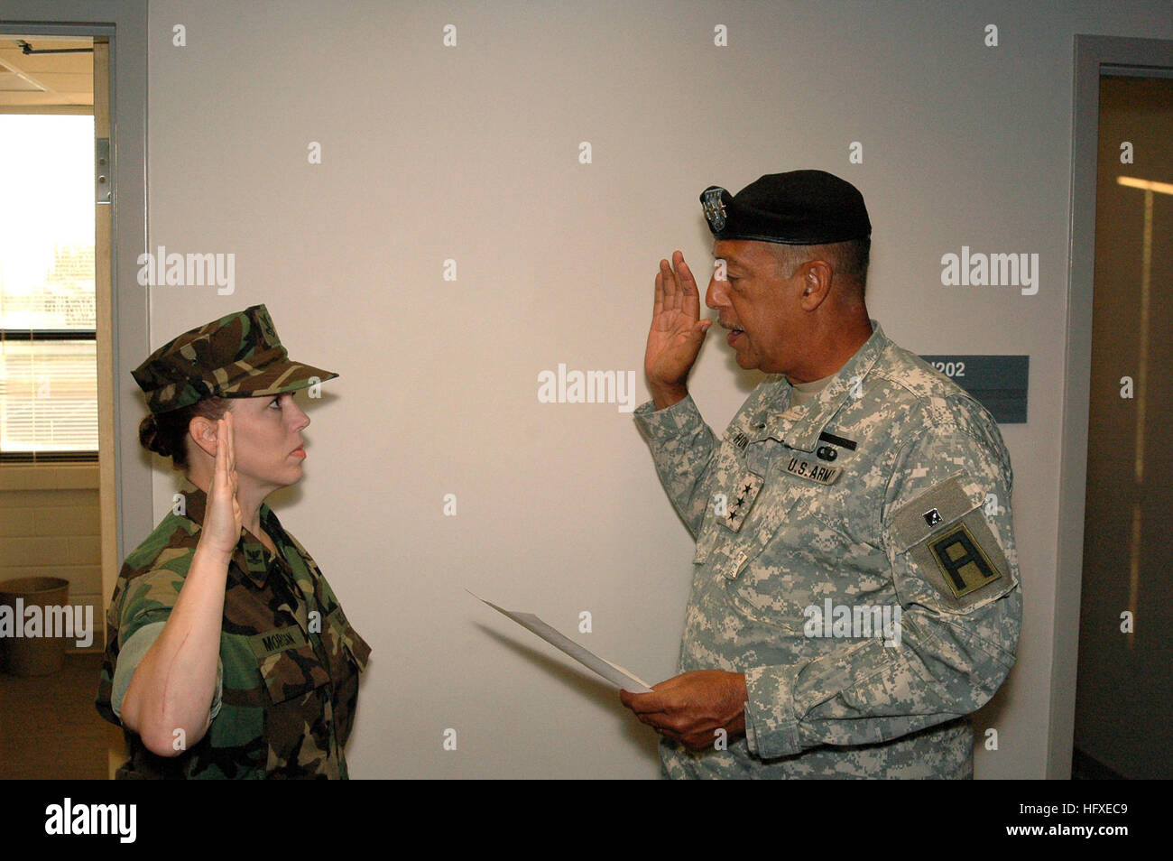 051001-N-3188R-001 Belle Chasse, La. (Oct. 1, 2005) Ð Commanding General, First U.S. Army, Lt. Gen. Russel Honore reenlists U.S. Navy Yeoman 2nd Class Donna Lou Morgan at the Joint Task Force Katrina headquarters in Belle Chasse, La. Lt. Gen. Honore is leading the Hurricane Katrina recovery and relief efforts on the U.S. Gulf Coast. The Navy's involvement in humanitarian assistance operations are led by the Federal Emergency Management Agency (FEMA), in conjunction with the Department of Defense. U.S. Navy photo by Lt. Cmdr. Daniel Rowe (RELEASED) US Navy 051001-N-3188R-001 Commanding General, Stock Photo