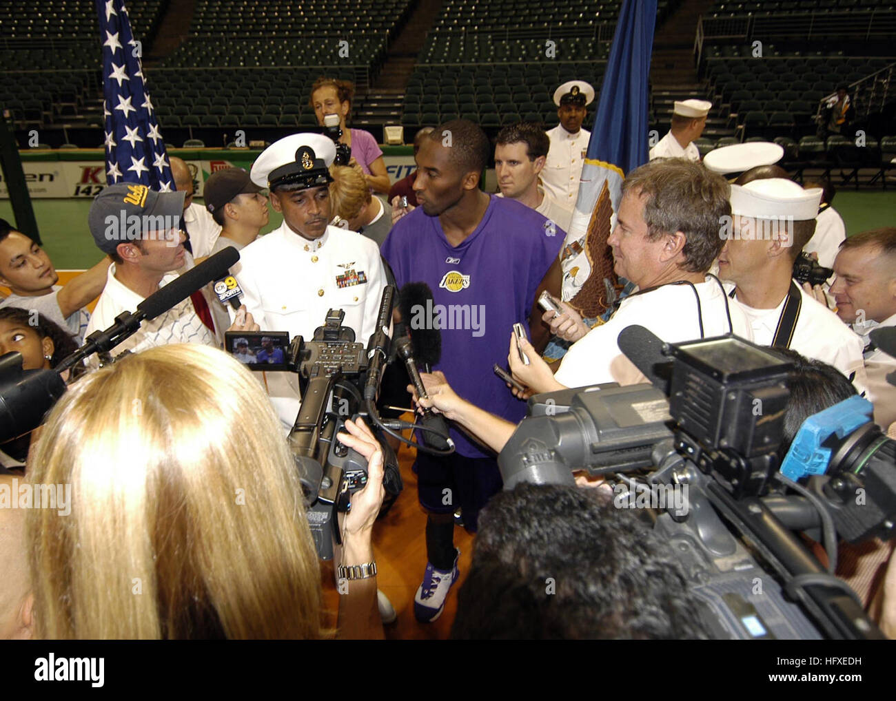 051007-N-6775N-025 Honolulu, Hawaii (Oct. 7, 2005) Ð National Basketball Association (NBA) star Kobe Bryant and U.S. Navy Chief Yeoman Lawrence A. Sivils answer questions from local media after his reenlistment at the University of Hawaii, Manoa's Stan Sheriff Center. Chief Sivils, who is assigned to the staff of Seal Delivery Vehicle Team One, is a fan of the Lakers and Kobe Bryant.  The Lakers were in Honolulu for an upcoming exhibition game. U.S. Navy photo by Photographer's Mate 2nd Class Justin P. Nesbitt (RELEASED) US Navy 051007-N-6775N-025 National Basketball Association (NBA) star Kob Stock Photo