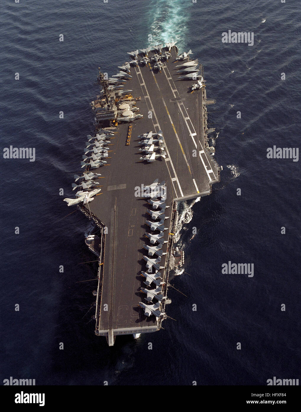 An overhead view of the aircraft carrier USS KITTY HAWK (CV 63) underway.  USS Kitty Hawk (CV-63) overhead view Stock Photo - Alamy