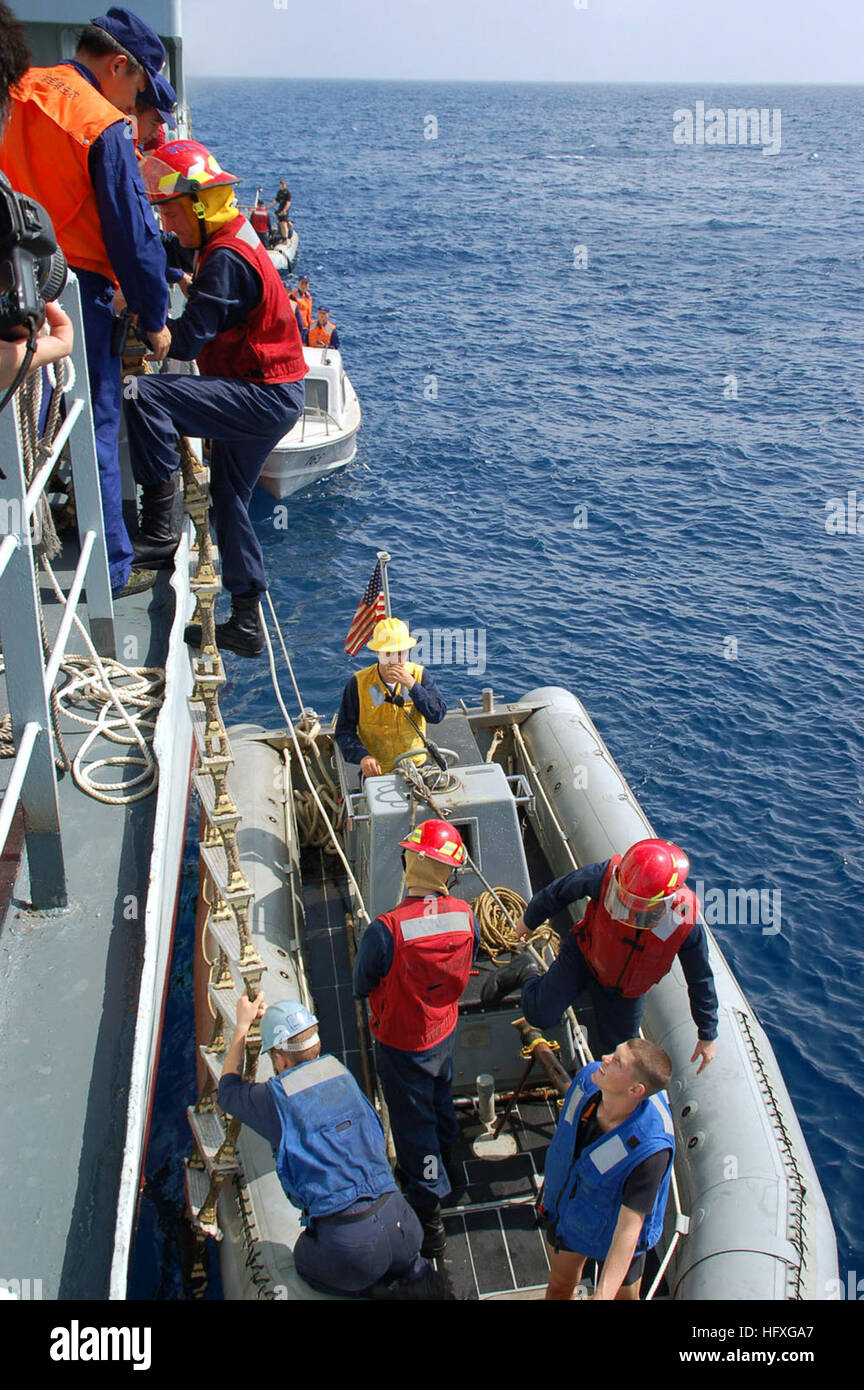 061117-N-6506T-005 South China Sea (Nov. 17, 2006) - Rescue and assistance team members assigned to the amphibious transport docks ship USS Juneau (LPD 10) climb up a boarding ladder of a Chinese replenishment ship with the help of a PeopleÕs Liberation Army (Navy) (PLA(N)) sailors during rescue phase of a search and rescue exercise (SAREX). Juneau and USS Fitzgerald (DDG 62) joined with the PLA(N) ship Zhanjiang (DD 165) SAREX, in the second phase of a two-phase bilateral training. U.S. Navy photo by Intelligence Specialist 2nd Class Anthony Tobias (RELEASED) US Navy 061117-N-6506T-005 Rescue Stock Photo