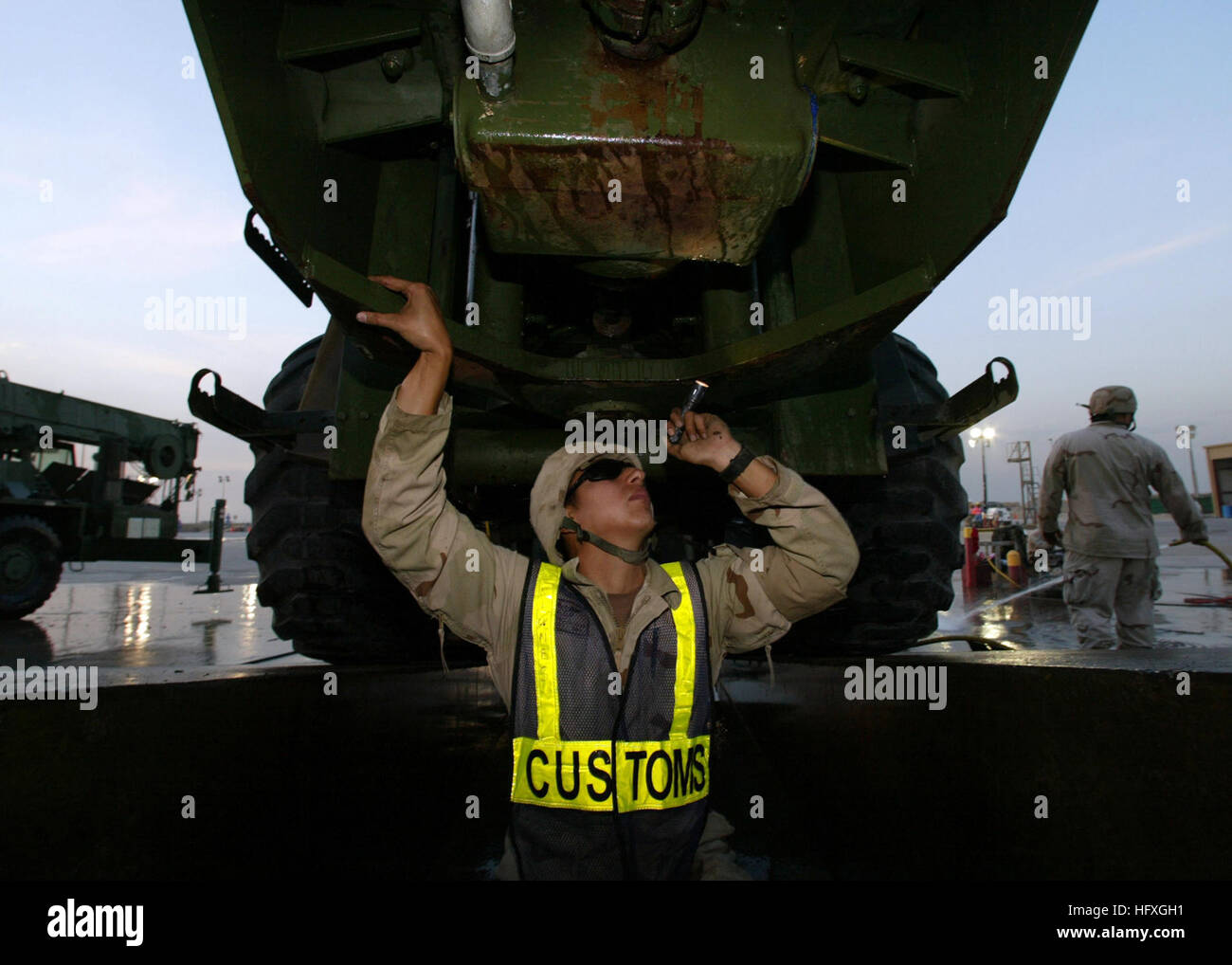 051130-N-3607D-001 Kuwait (Nov. 30, 2005)Aviation Structural Mechanic ...