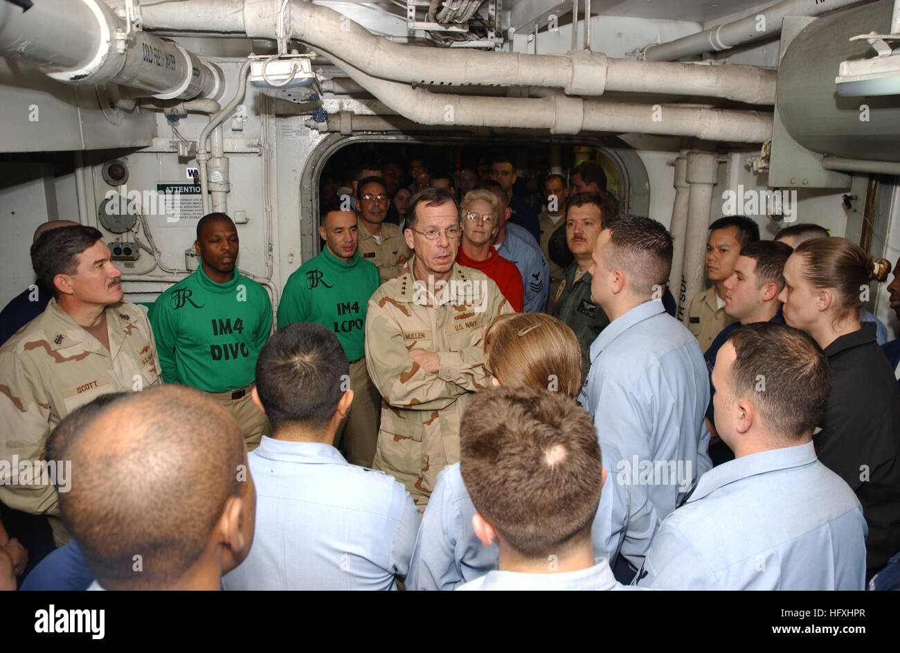 060104-N-7241L-007 Persian Gulf (Jan. 4, 2006) - Chief of Naval Operations (CNO), Adm. Mike Mullen, talks to crew members during a visit to the Nimitz-class aircraft carrier USS Theodore Roosevelt (CVN 71). Roosevelt and embarked Carrier Air Wing Eight (CVW-8) are underway on a scheduled deployment conducting maritime security operations. U.S. Navy photo by Photographer's Mate Airman Apprentice Nathan Laird (RELEASED) US Navy 060104-N-7241L-007 Chief of Naval Operations (CNO), Adm. Mike Mullen, talks to crew members during a visit to the Nimitz-class aircraft carrier USS Theodore Roosevelt (CV Stock Photo