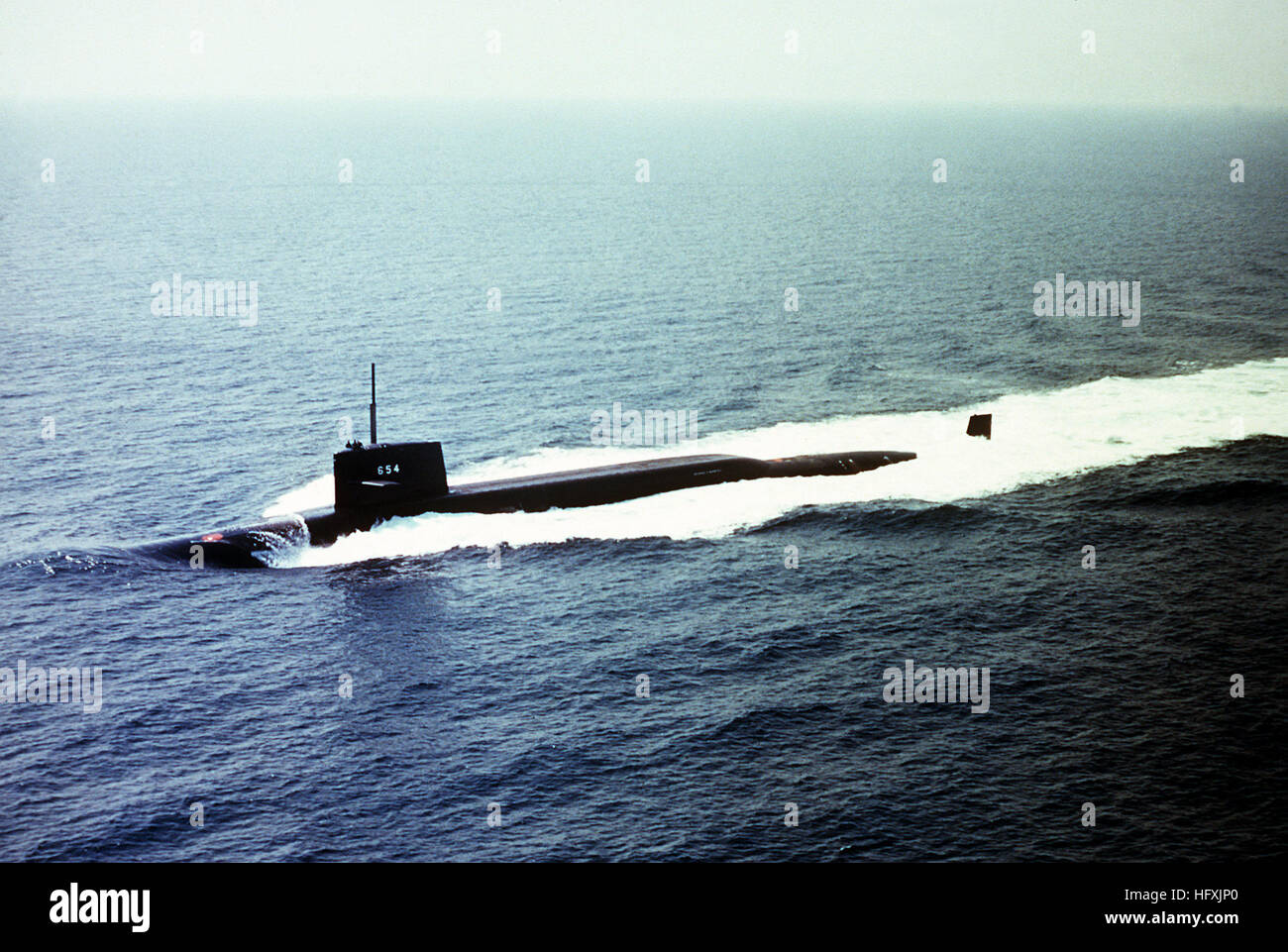 A port bow view of the nuclear-powered strategic missile submarine USS GEORGE C. MARSHALL (SSBN-654) underway. USS George C. Marshall (SSBN-654) underway in the Atlantic Ocean on 1 February 1991 Stock Photo