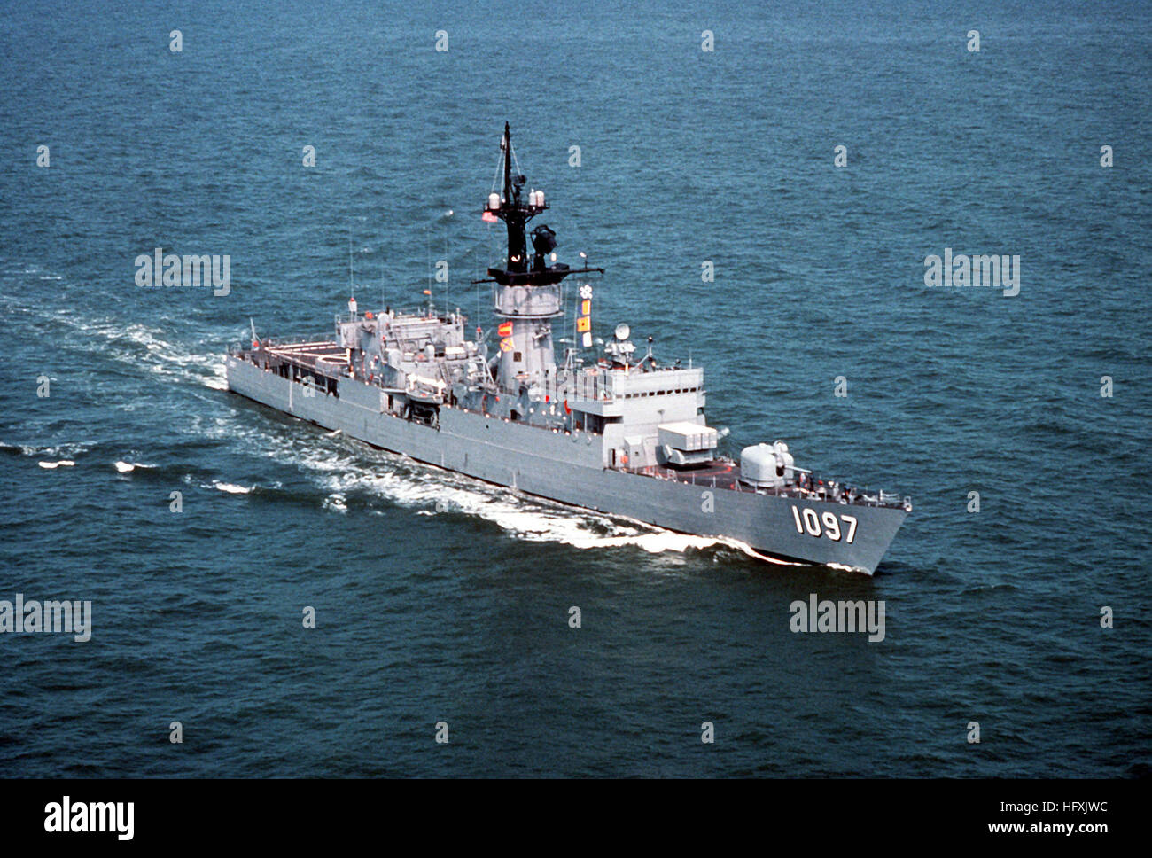 A starboard bow view of the frigate USS MOINESTER (FF-1097) underway. USS Moinester (FF-1097) underway Stock Photo