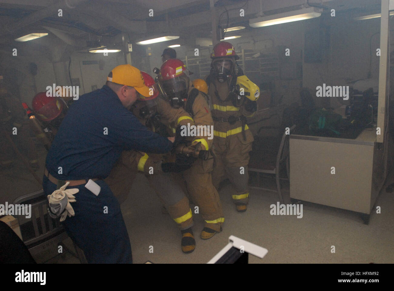 090704-N-5749W-303 ARABIAN SEA (July 4, 2009) Senior Chief Machinist's Mate Mark McQuate instructs a firefighting team during general quarters training aboard the aircraft carrier USS Ronald Reagan (CVN 76). Ronald Reagan is deployed to the U.S. 5th Fleet area of responsibility. (U.S. Navy photo by Mass Communication Specialist Seaman Lex T. Wenberg/Released) US Navy 090704-N-5749W-303 Senior Chief Machinist's Mate Mark McQuate instructs a firefighting team during general quarters training aboard the aircraft carrier USS Ronald Reagan (CVN 76) Stock Photo