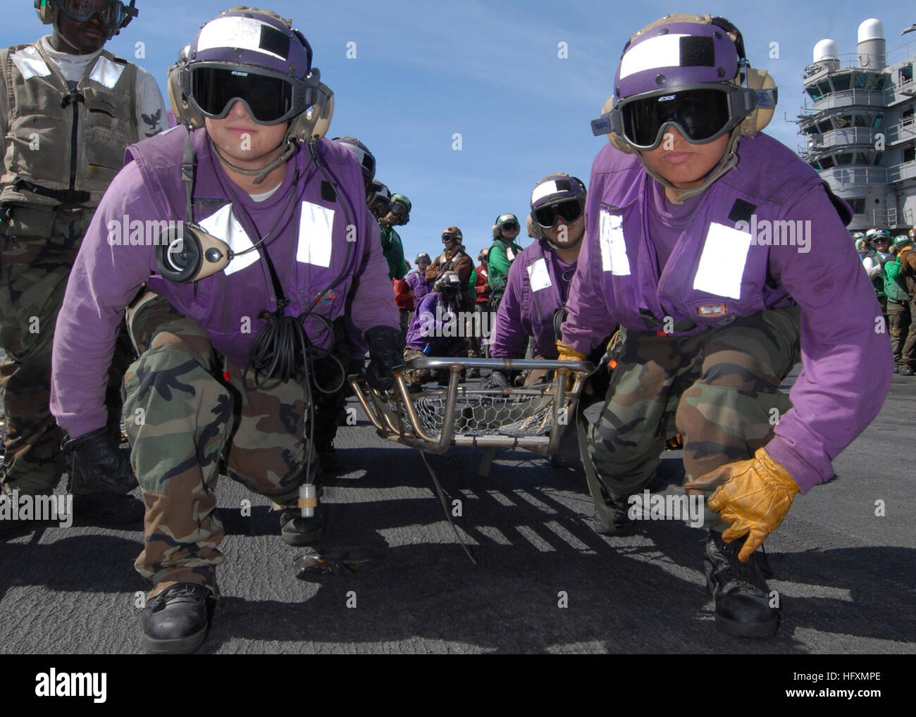 Use proper lifting techniques hires stock photography and images Alamy
