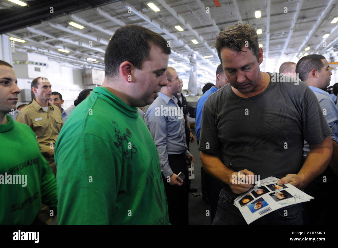 090713-N-2344B-111 GULF OF OMAN (July 13, 2009) Actor D.B. Sweeney signs autographs for Sailors in the hangar bay of the aircraft carrier USS Ronald Reagan (CVN 76). Sweeney visited Ronald Reagan with four other celebrities during the USO Summer Troop Visit. Ronald Reagan is deployed to the U.S. 5th Fleet area of responsibility. (U.S. Navy photo by Mass Communication Specialist 3rd Class Briana C. Brotzman/Released) US Navy 090713-N-2344B-111 Actor D.B. Sweeney signs autographs for Sailors in the hangar bay of the aircraft carrier USS Ronald Reagan (CVN 76) Stock Photo