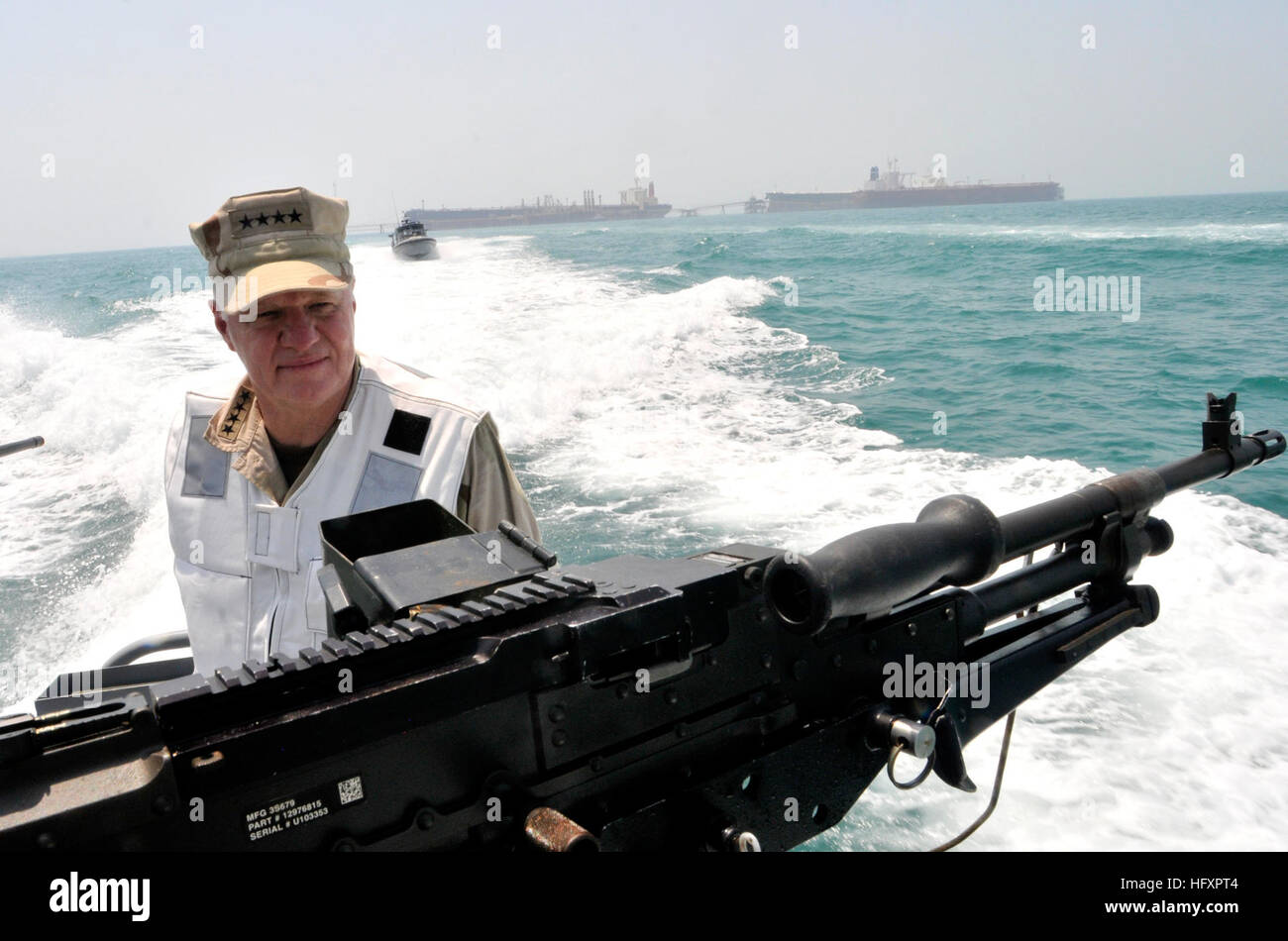 090822-N-8273J-456 PERSIAN GULF (Aug. 22, 2009) Chief of Naval Operations (CNO) Adm. Gary Roughead departs the Khawr Al Amaya Oil Platform and the Al Basrah Oil Terminal after meeting with U.S. Sailors, Marines and Coast Guardsmen. Roughead is in the U.S. Central Command area of responsibility to meet with senior leadership and visit with Sailors and Marines. (U.S. Navy photo by Mass Communication Specialist 1st Class Tiffini Jones Vanderwyst/Released) US Navy 090822-N-8273J-456 Chief of Naval Operations (CNO) Adm. Gary Roughead departs the Khawr Al Amaya Oil Platform and the Al Basrah Oil Ter Stock Photo