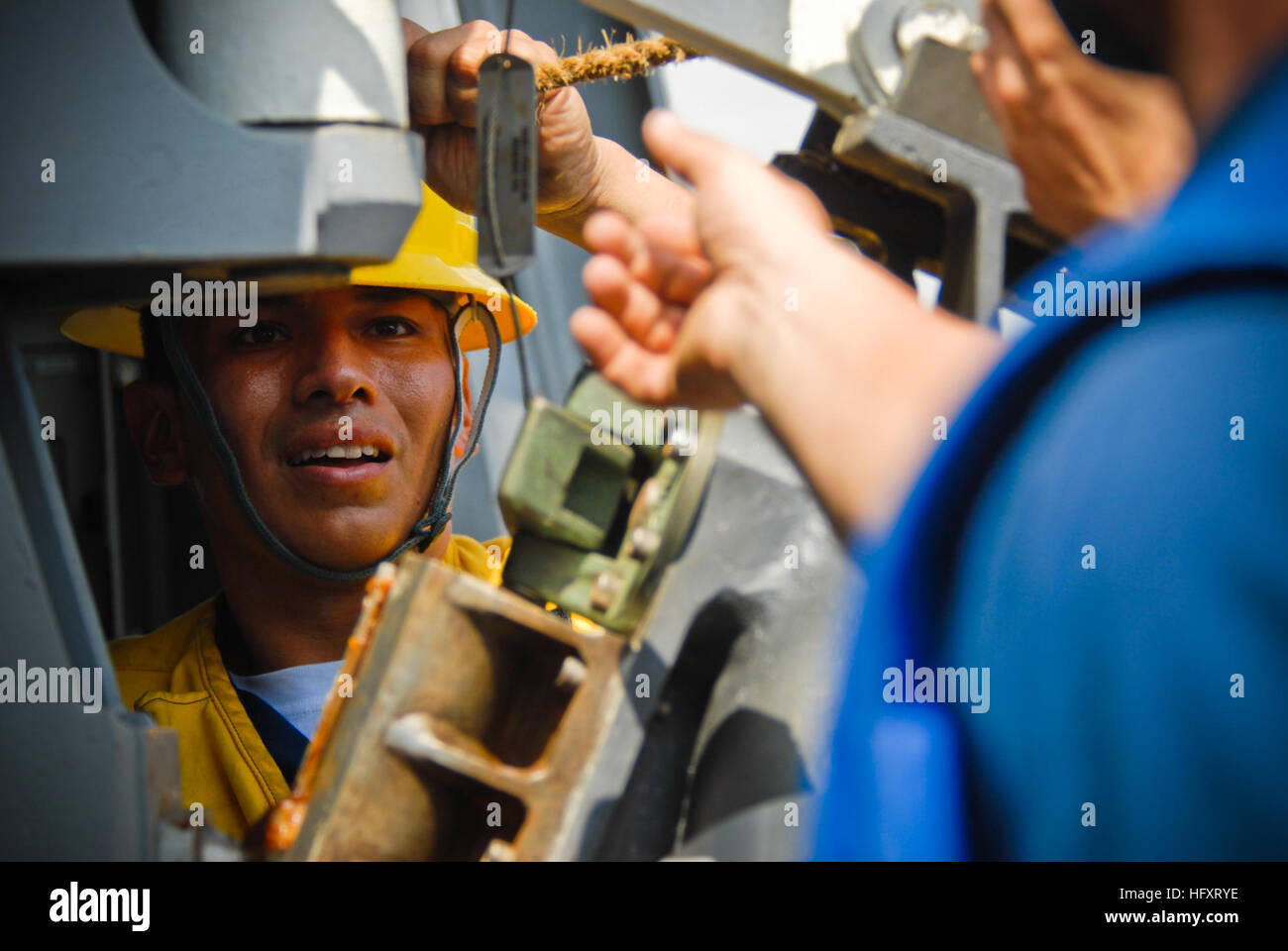 090919-N-8590G-011 CARIBBEAN SEA (Sept. 19, 2009) Boatswains Mate 2nd Class Enrique Aparicio mans the underway replenishment station aboard the amphibious transport dock ship USS Mesa Verde (LPD 19) during a replenishment at sea (RAS) with the Dutch navy fast combat support ship HNLMS Amsterdam (A386). Mesa Verde is participating in the multinational training exercise Fuerzas Aliadas PANAMAX 2009. PANAMAX is a multinational exercise involving more than 4,500 personnel from 20 participating countries tailored to the defense of the Panama Canal. (U.S. Navy photo by Mass Communication Specialist  Stock Photo