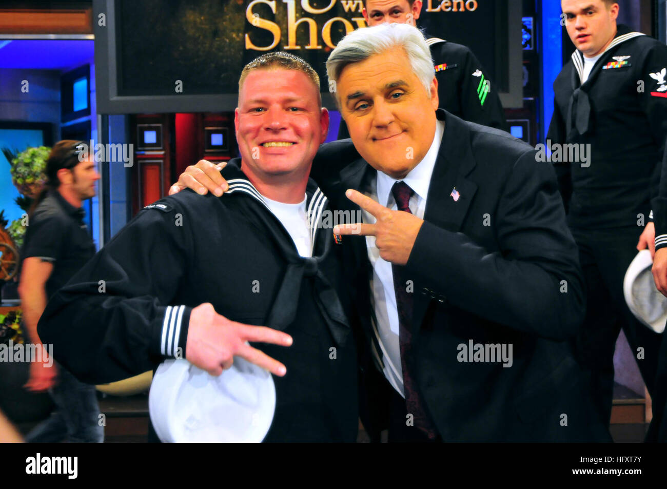 101112-N-7456N-008  BURBANK, Calif. (Nov. 12, 2010) Logistics Specialist 2nd Class Jeremy Bernier, assigned to the aircraft carrier USS Carl Vinson (CVN 70), poses for a photo with The Tonight Show's host Jay Leno after a filming of the show. (U.S. Navy photo by Mass Communication Specialist 3rd Class Joshua R. Nistas/Released) US Navy 101112-N-7456N-008 Logistics Specialist 2nd Class Jeremy Bernier, assigned to the aircraft carrier USS Carl Vinson (CVN 70) Stock Photo
