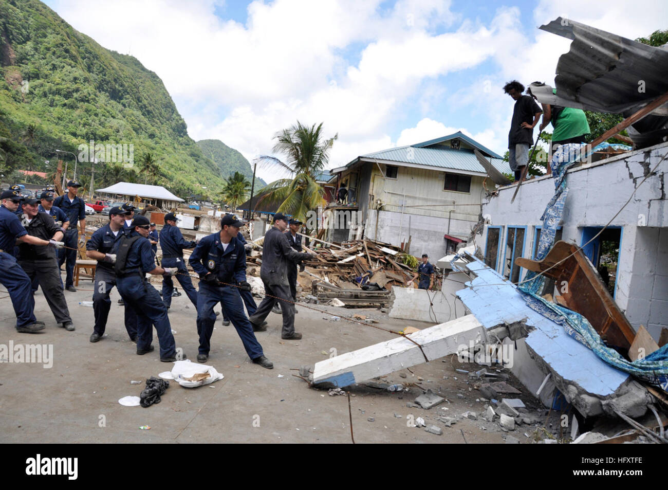 091003-F-3798Y-352 PAGO PAGO (Oct. 3, 2009) Sailors assigned to the guided-missile frigate USS Ingraham (FFG 61) clear away a damaged roof during disaster recovery efforts in Pago Pago, American Samoa. The region was struck by an earthquake and resulting tsunami. (U.S. Air Force photo by Tech. Sgt. Cohen A. Young/Released) US Navy 091003-F-3798Y-352 Sailors assigned to the guided-missile frigate USS Ingraham (FFG 61) clear away a damaged roof during disaster recovery efforts in Pago Pago, American Samoa Stock Photo