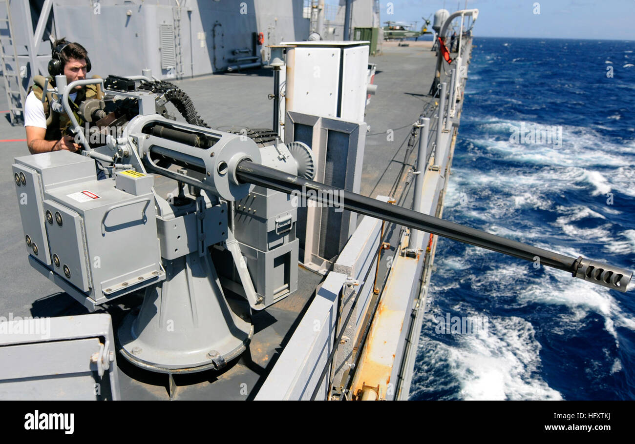 091007-N-7280V-159 PACIFIC OCEAN (Oct. 7, 2009) Gunner's Mate 3rd Class James Wilkerson mans a 25-mm machine gun during a combat systems training team environment aboard the amphibious command ship USS Blue Ridge (LCC 19). (U.S. Navy photo by Mass Communication Specialist 3rd Class Daniel Viramontes/Released) US Navy 091007-N-7280V-159 Gunner's Mate 3rd Class James Wilkerson mans a 25-mm machine gun during a combat systems training team environment aboard the amphibious command ship USS Blue Ridge (LCC 19) Stock Photo