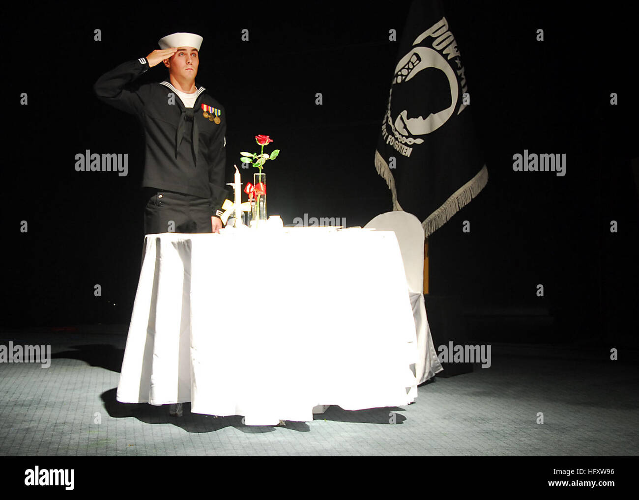 091017-N-9573A-031  SEOUL, Republic of Korea (Oct. 17, 2009) Information Systems Technician Sean Jonathan Timm, assigned to Commander, U.S. Naval Forces Korea, renders honors to the Prisoner of War/Missing in Action table during the 234th Navy Birthday Ball in Seoul, Republic of Korea. (U.S. Navy photo by Mass Communication Specialist 1st Class Bobbie G. Attaway/Released) US Navy 091017-N-9573A-031 Information Systems Technician Sean Jonathan Timm, assigned to Commander, U.S. Naval Forces Korea, renders honors to the Prisoner of War-Missing in Action table during the 234th Navy Birthday Ball i Stock Photo