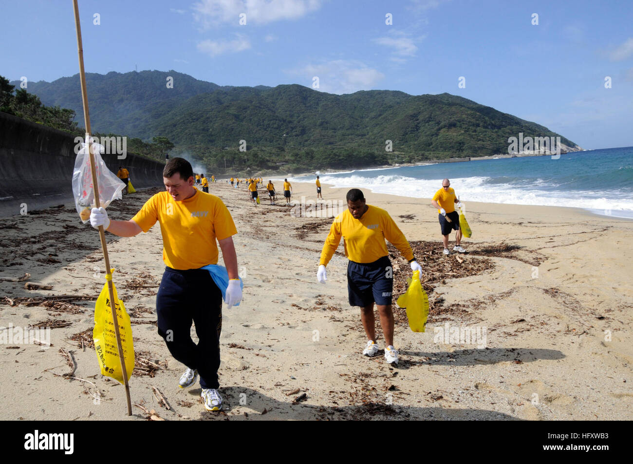 091020-N-8335D-101 YAKUSHIMA, Japan (Oct. 20, 2009) Sailors assigned to the mine countermeasures ship USS Defender (MCM 2) clean Nagata Maehama beach on the Japanese island of Yakushima during a community service project. The beach is the most densely used spawning ground of the endangered Loggerhead turtle in the northern Pacific Ocean. Defender is the first U.S. Navy ship to make a port call to Yakushima, located about 225 miles south of the Japanese mainland.  (U.S. Navy photo by Mass Communication Specialist 1st Class Richard Doolin/Released) US Navy 091020-N-8335D-101 Sailors assigned to  Stock Photo