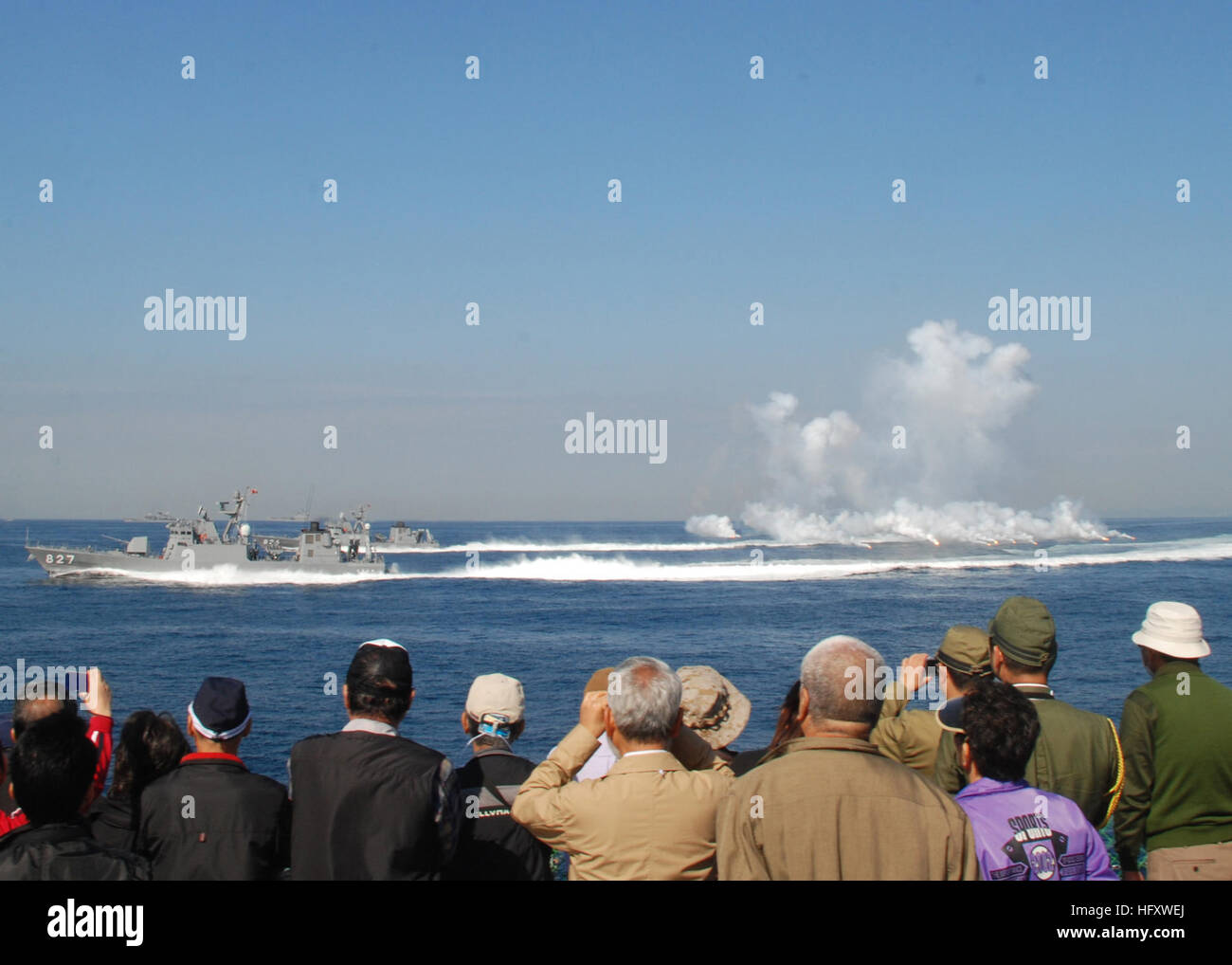 091021-N-3283P-410 SAGAMI BAY, Japan (Oct. 21, 2009) Spectators watch as the Japan Maritime Self-Defense Force missile boats JS Kumataka (PG 827) and JS Ootaka (PG 826) perform high-speed maneuvering runs during a rehearsal for the 2009 fleet review. More than 8,000 civilians toured selected ships and viewed the rehearsal. (U.S. Navy photo by Mass Communication Specialist Seaman Dominique Pineiro/Released) US Navy 091021-N-3283P-410 Spectators watch as the Japan Maritime Self-Defense Force missile boats JS Kumataka (PG 827) and JS Ootaka (PG 826) perform high-speed maneuvering runs during a re Stock Photo
